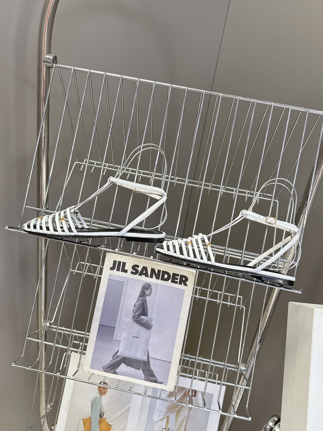 CELINE思琳2026春夏罗马风编织包头凉鞋超多明星网红种草 这是品牌法式极简美学的代表单品，完美适配