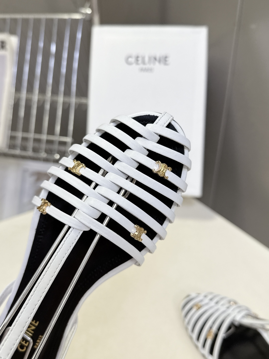 CELINE思琳2026春夏罗马风编织包头凉鞋超多明星网红种草 这是品牌法式极简美学的代表单品，完美适配