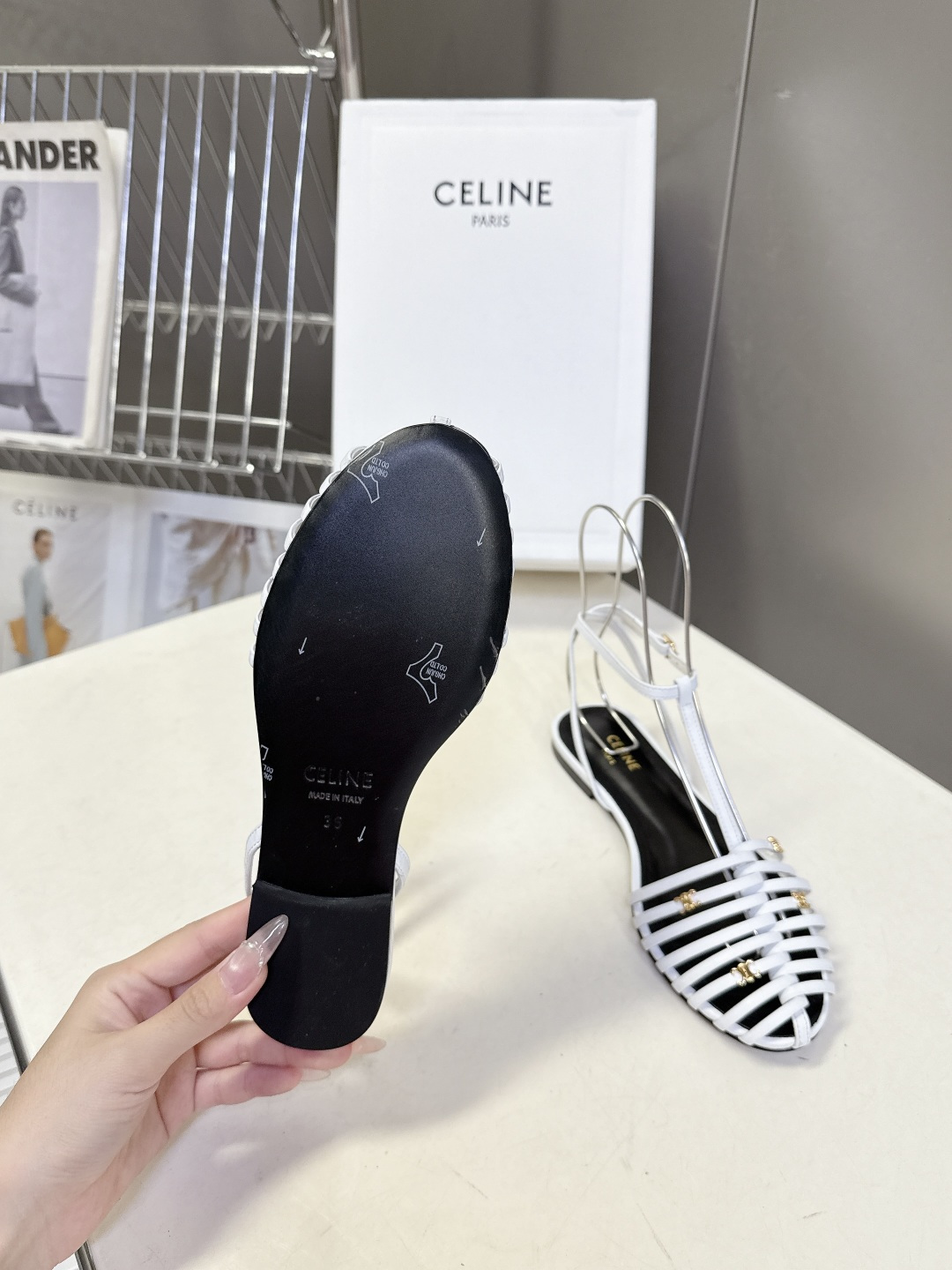 CELINE思琳2026春夏罗马风编织包头凉鞋超多明星网红种草 这是品牌法式极简美学的代表单品，完美适配