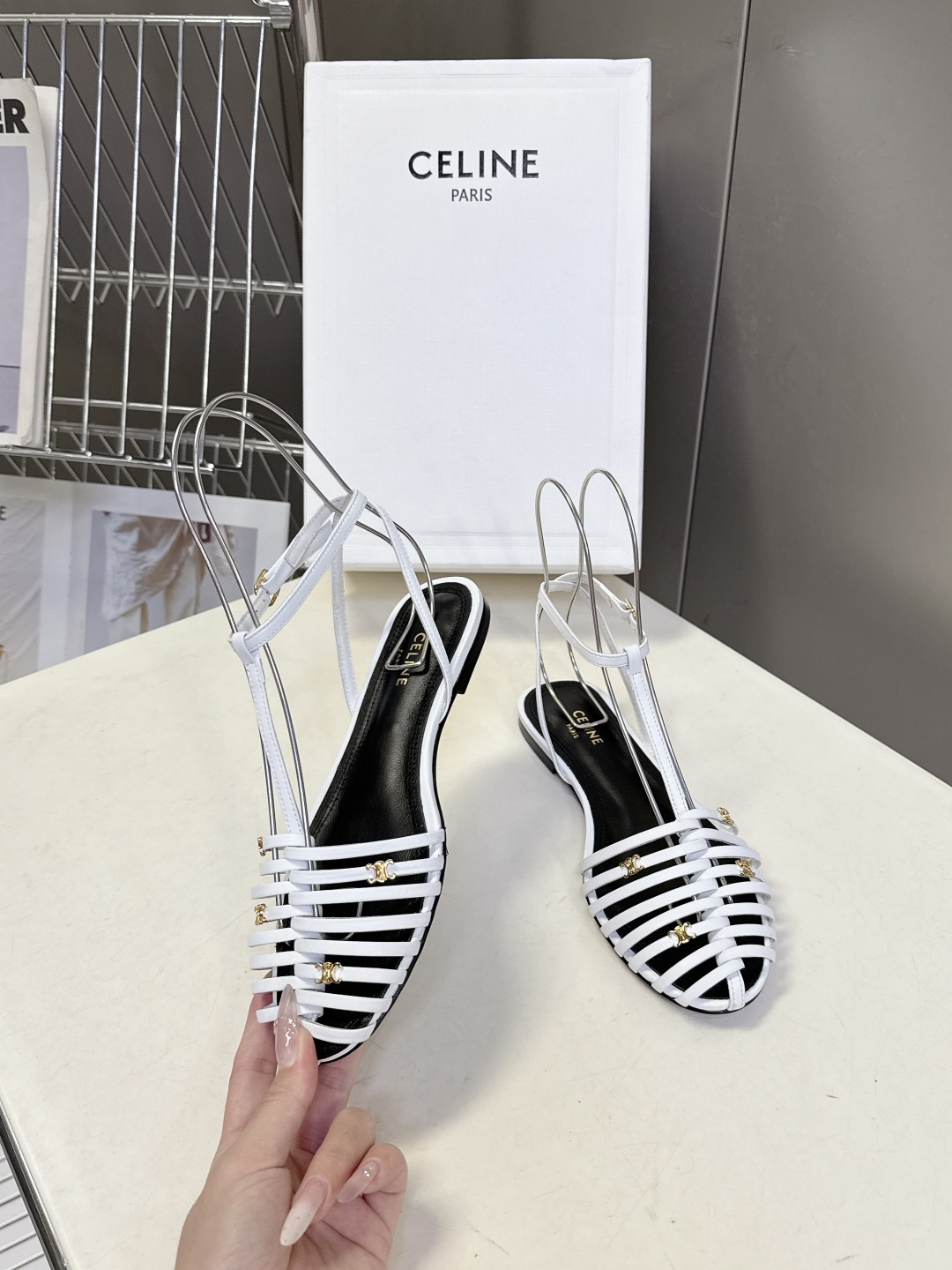 CELINE思琳2026春夏罗马风编织包头凉鞋超多明星网红种草 这是品牌法式极简美学的代表单品，完美适配