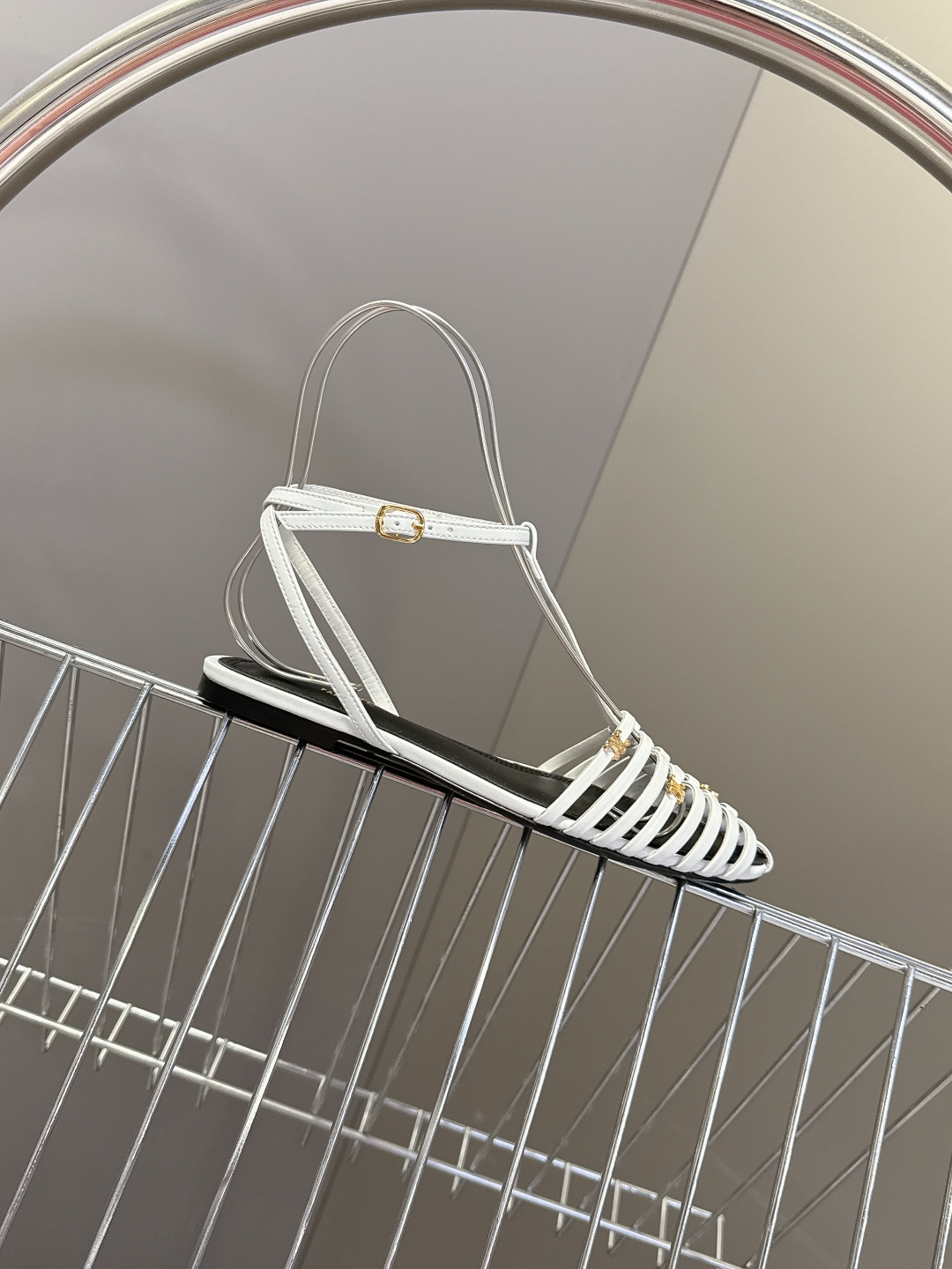 CELINE思琳2026春夏罗马风编织包头凉鞋超多明星网红种草 这是品牌法式极简美学的代表单品，完美适配