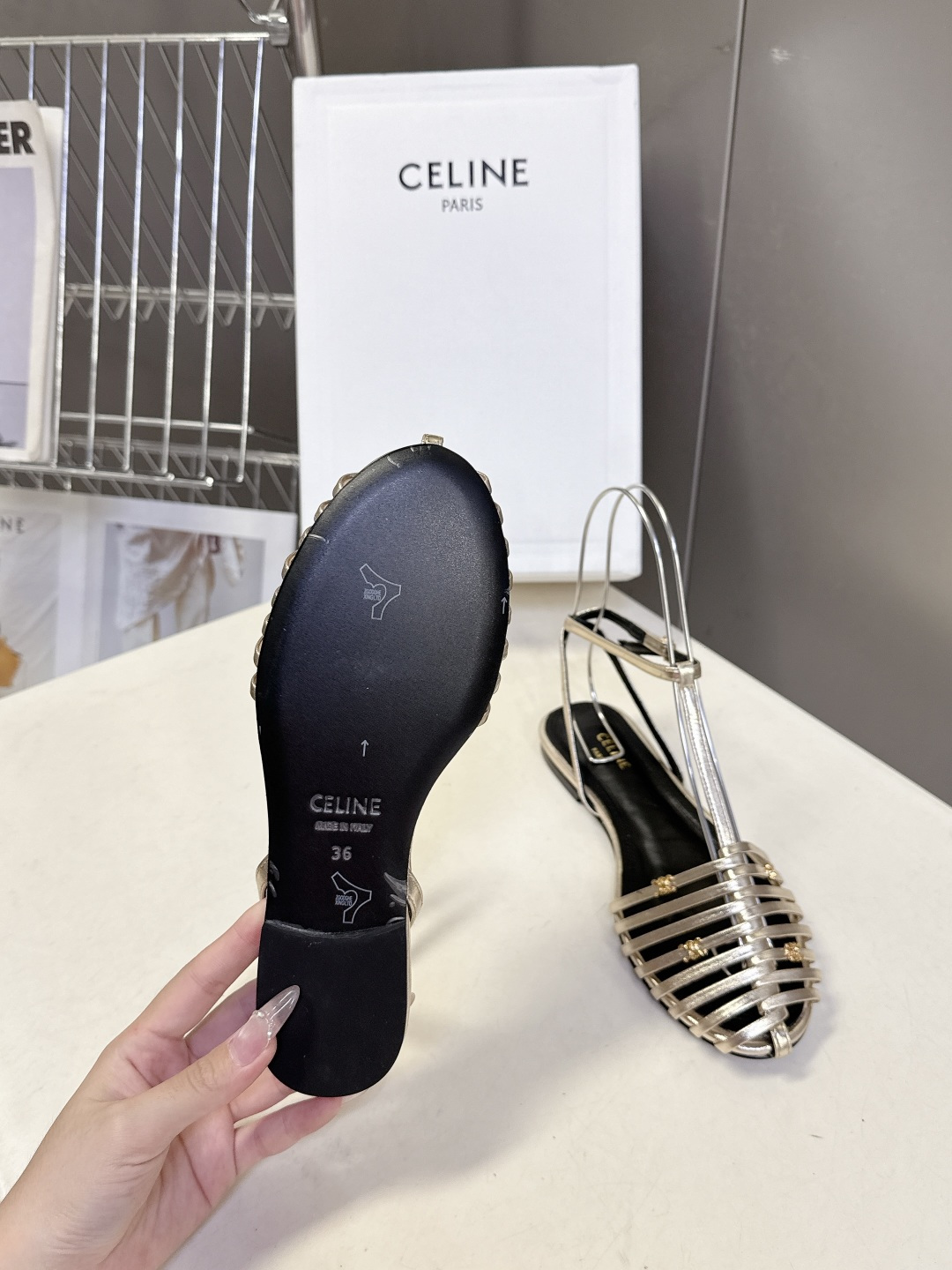 CELINE思琳2026春夏罗马风编织包头凉鞋超多明星网红种草 这是品牌法式极简美学的代表单品，完美适配