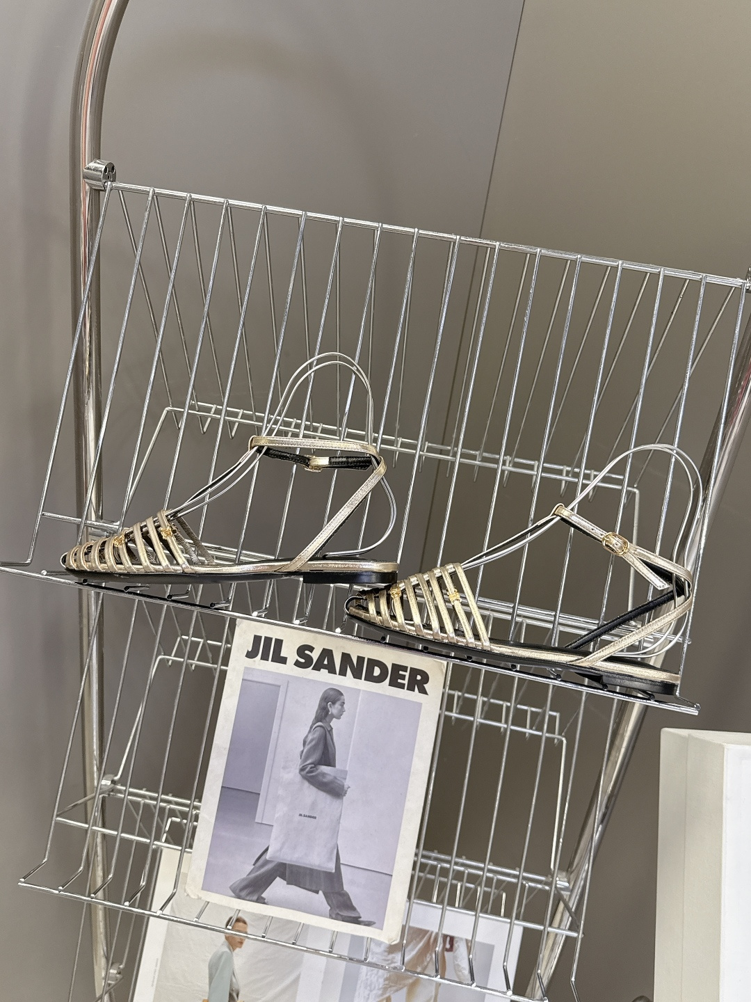 CELINE思琳2026春夏罗马风编织包头凉鞋超多明星网红种草 这是品牌法式极简美学的代表单品，完美适配