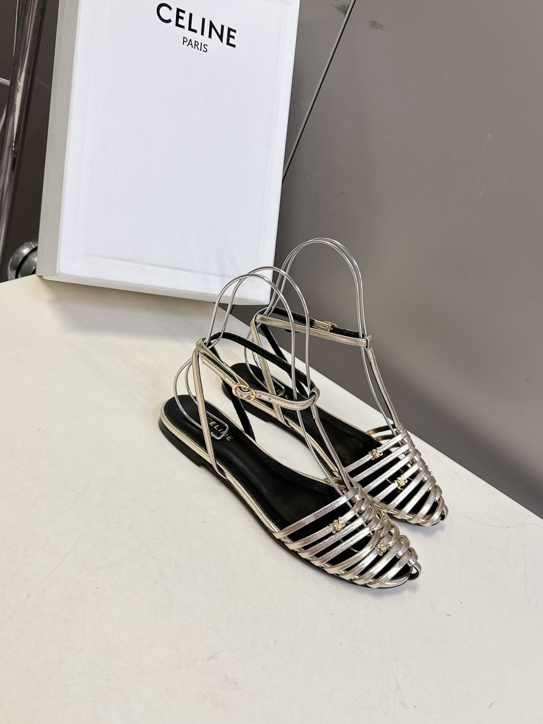 CELINE思琳2026春夏罗马风编织包头凉鞋超多明星网红种草 这是品牌法式极简美学的代表单品，完美适配