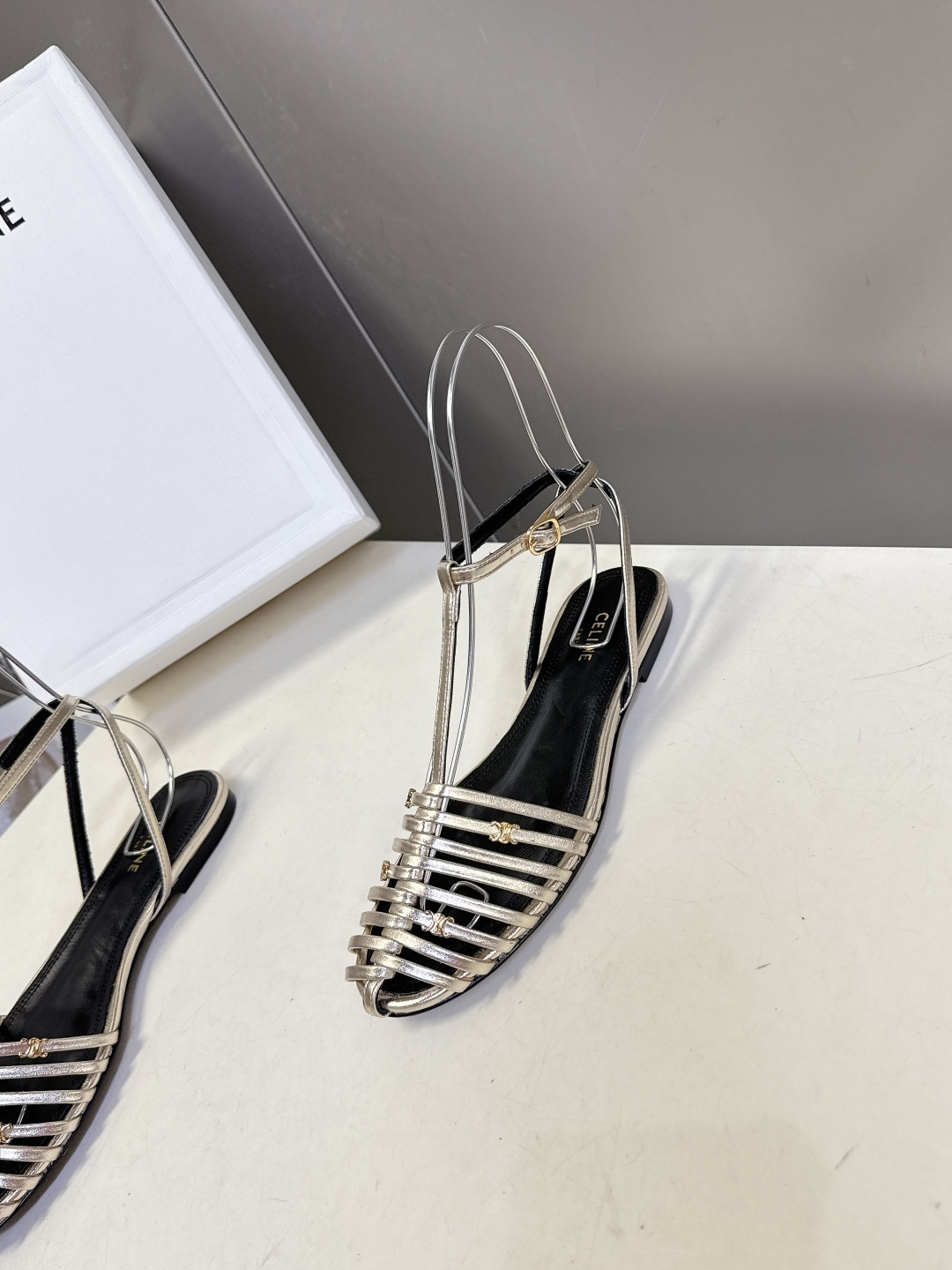 CELINE思琳2026春夏罗马风编织包头凉鞋超多明星网红种草 这是品牌法式极简美学的代表单品，完美适配