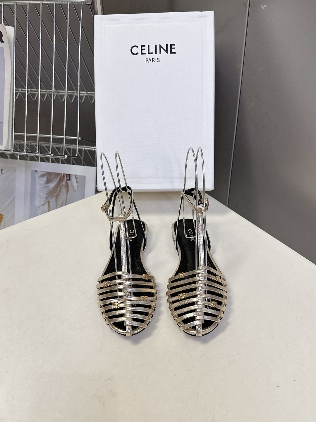 CELINE思琳2026春夏罗马风编织包头凉鞋超多明星网红种草 这是品牌法式极简美学的代表单品，完美适配