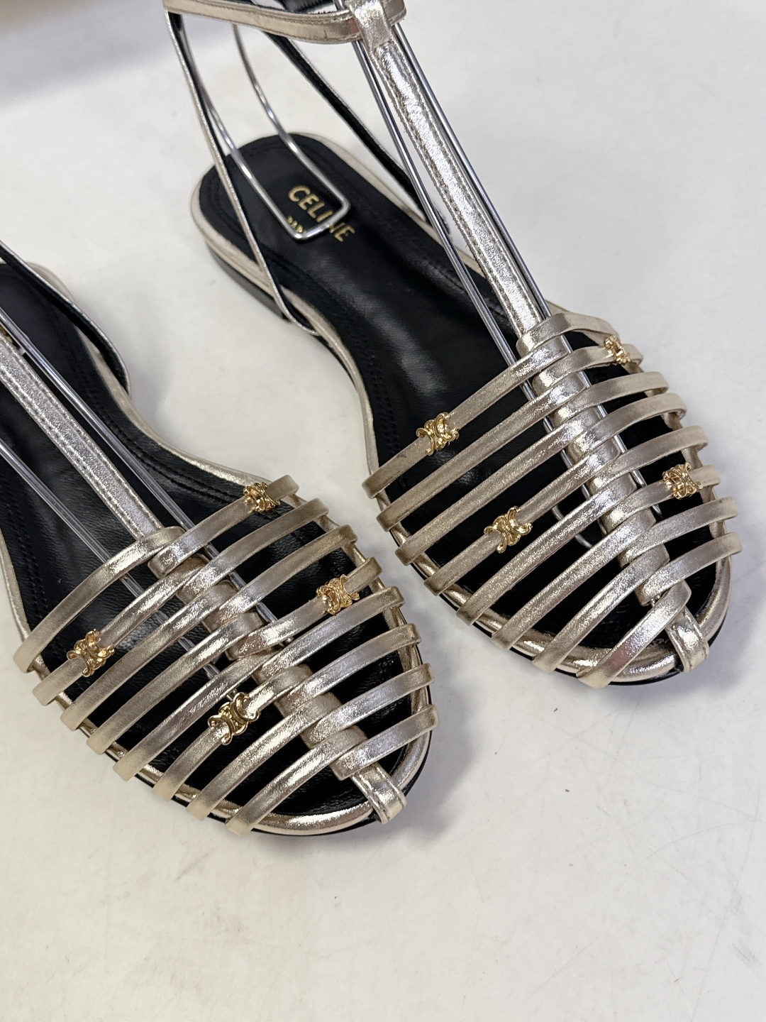 CELINE思琳2026春夏罗马风编织包头凉鞋超多明星网红种草 这是品牌法式极简美学的代表单品，完美适配