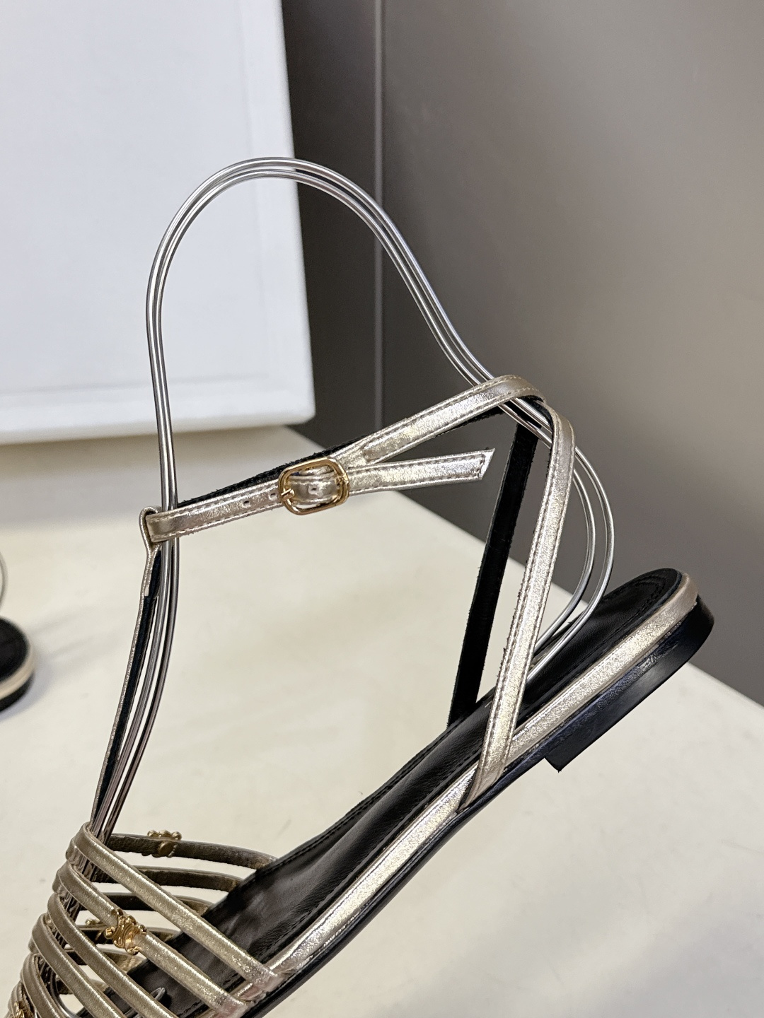 CELINE思琳2026春夏罗马风编织包头凉鞋超多明星网红种草 这是品牌法式极简美学的代表单品，完美适配