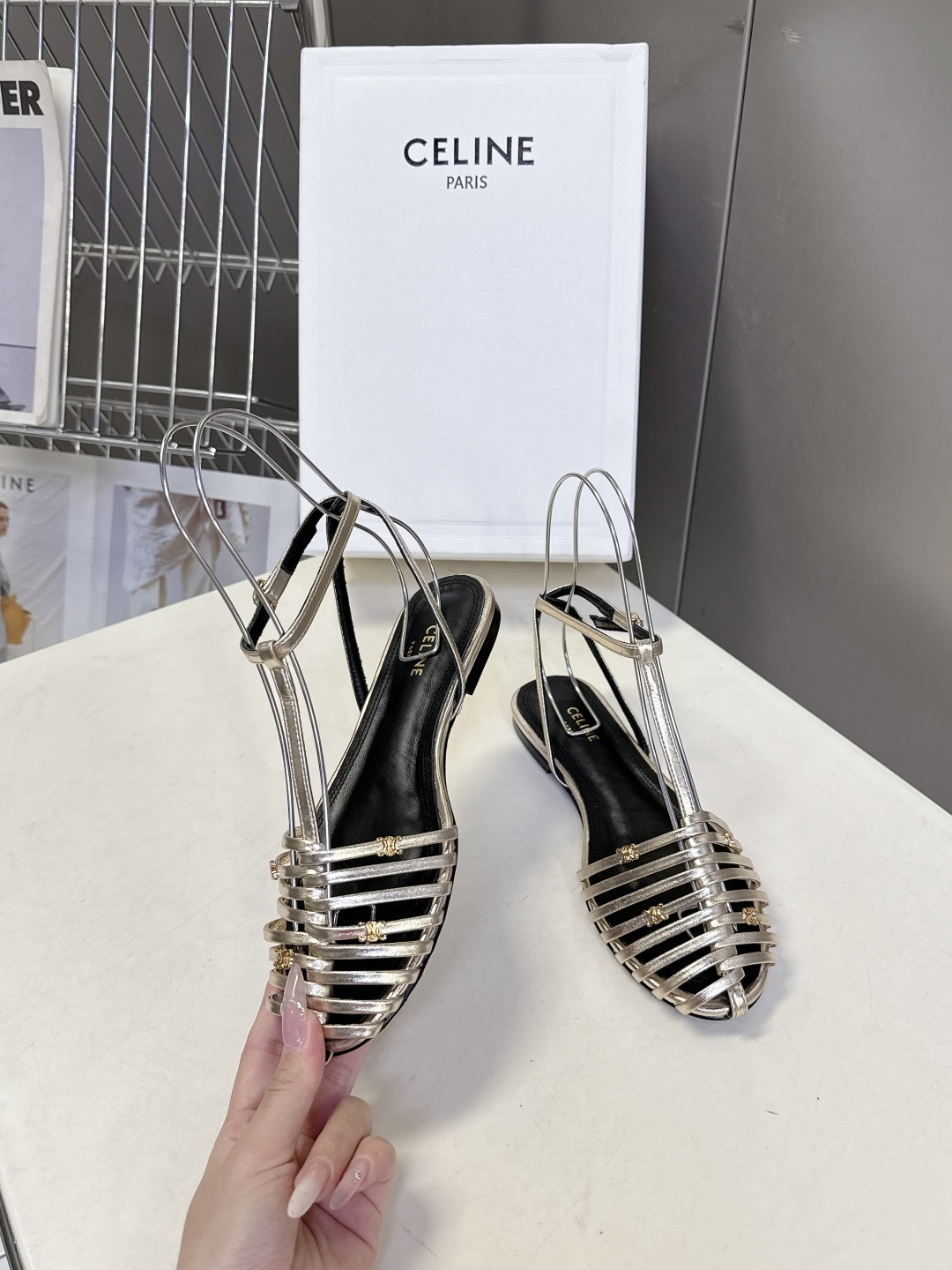 CELINE思琳2026春夏罗马风编织包头凉鞋超多明星网红种草 这是品牌法式极简美学的代表单品，完美适配