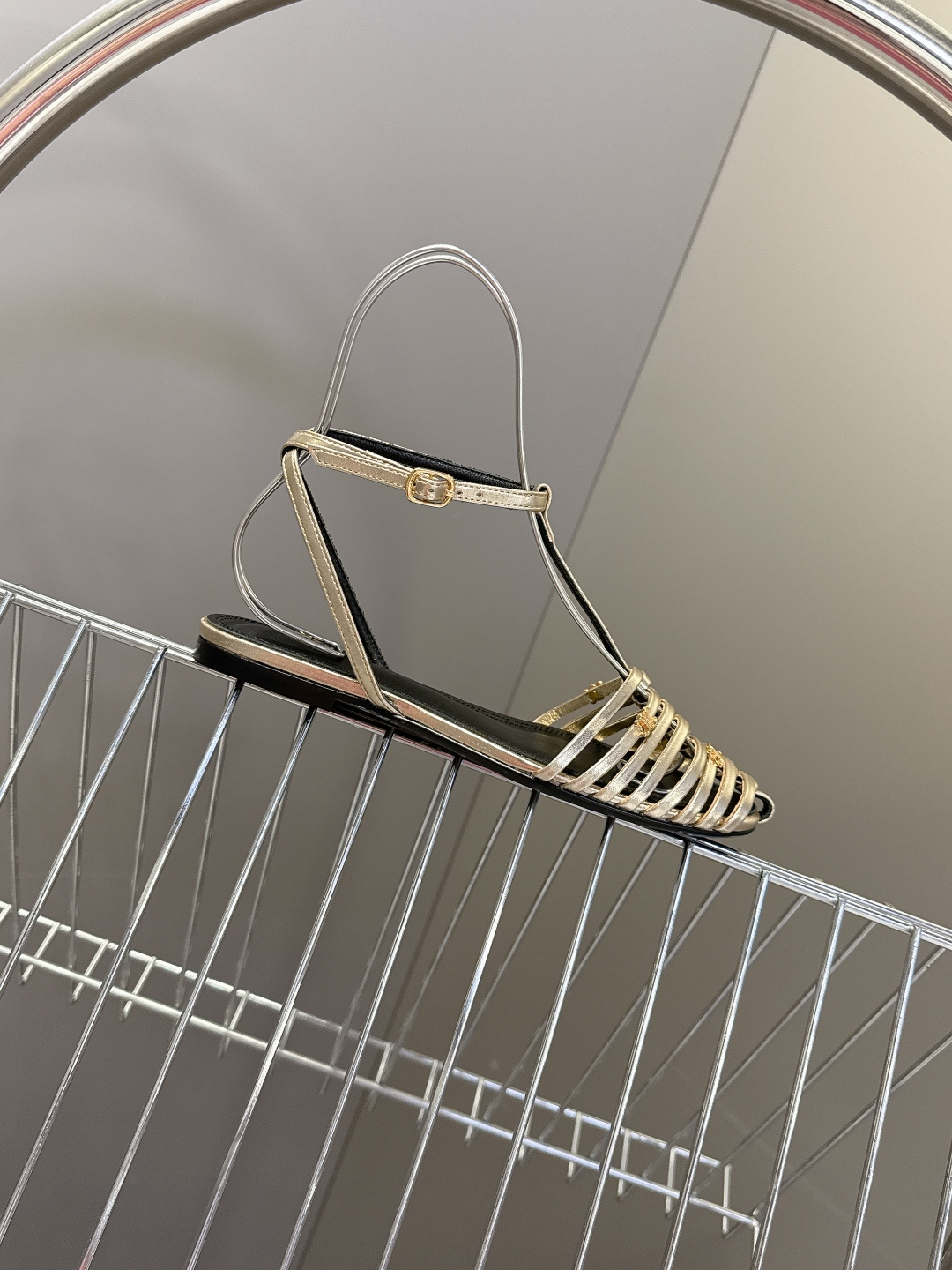 CELINE思琳2026春夏罗马风编织包头凉鞋超多明星网红种草 这是品牌法式极简美学的代表单品，完美适配