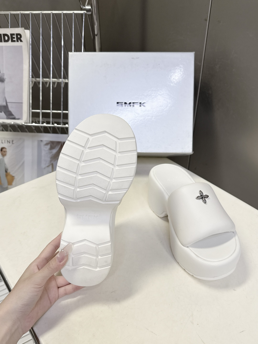 SMFK春夏最新款十字花厚底一字拖超多明星网红种草 这是国潮品牌 SMFK 推出的十字花厚底一字拖，是近
