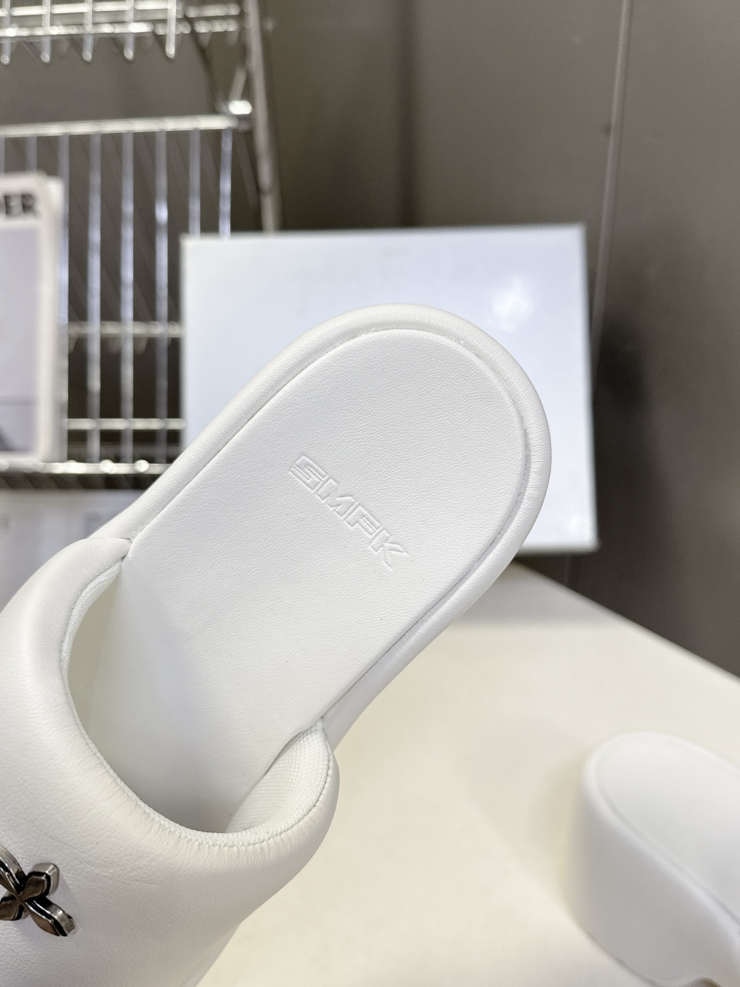 SMFK春夏最新款十字花厚底一字拖超多明星网红种草 这是国潮品牌 SMFK 推出的十字花厚底一字拖，是近