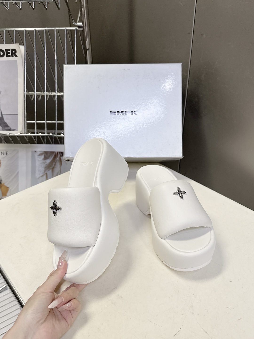 SMFK春夏最新款十字花厚底一字拖超多明星网红种草 这是国潮品牌 SMFK 推出的十字花厚底一字拖，是近