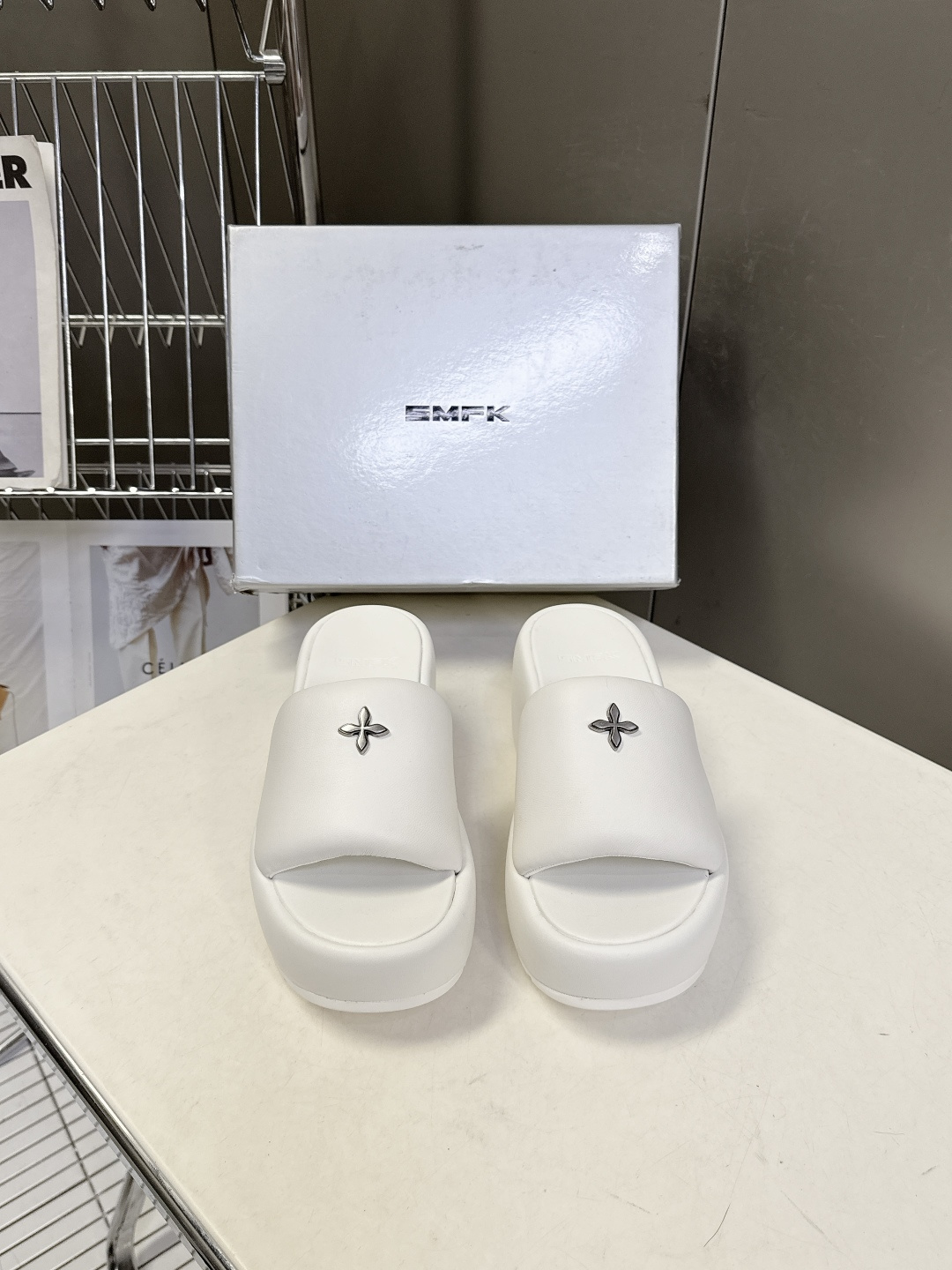 SMFK春夏最新款十字花厚底一字拖超多明星网红种草 这是国潮品牌 SMFK 推出的十字花厚底一字拖，是近