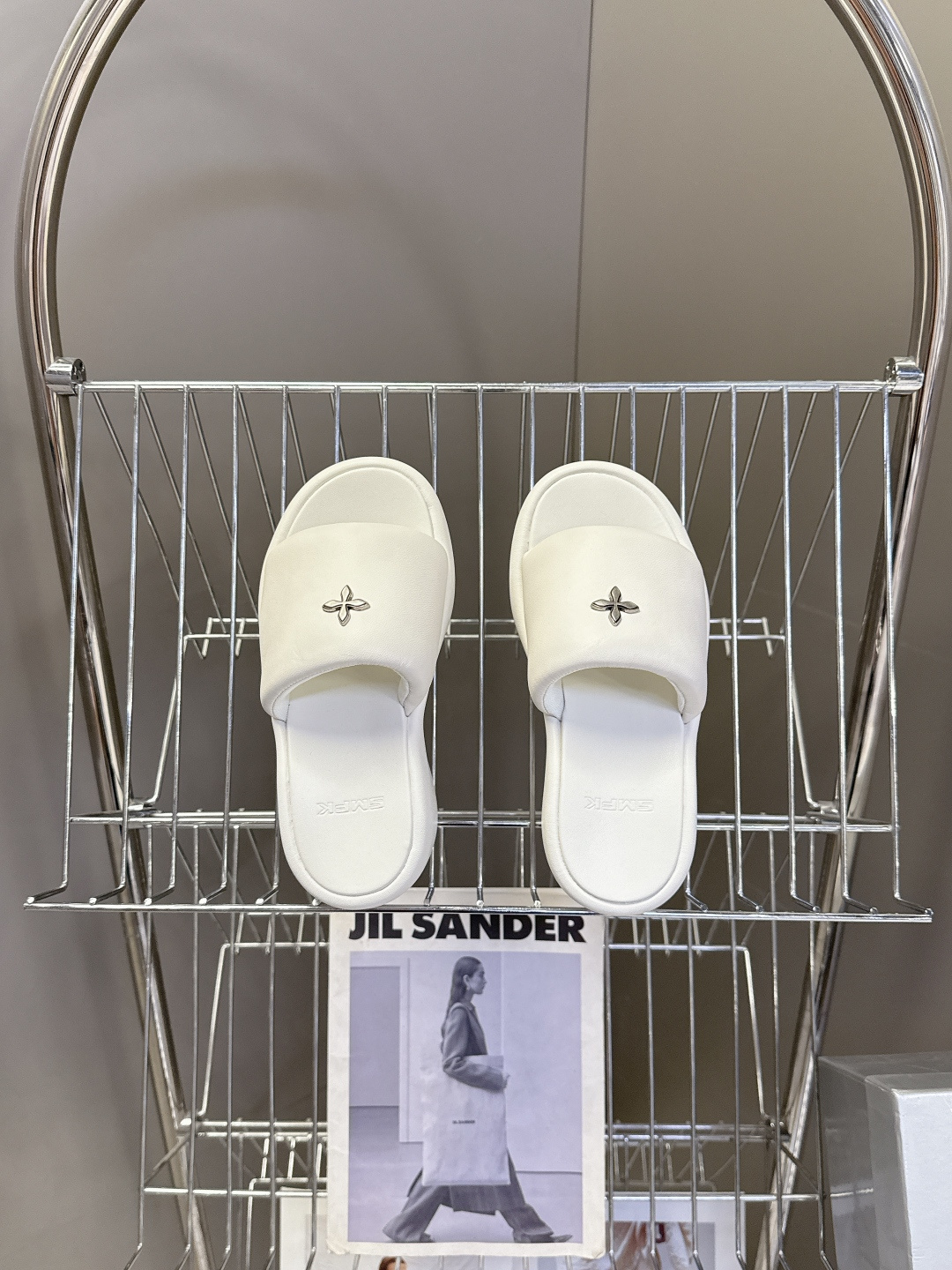 SMFK春夏最新款十字花厚底一字拖超多明星网红种草 这是国潮品牌 SMFK 推出的十字花厚底一字拖，是近