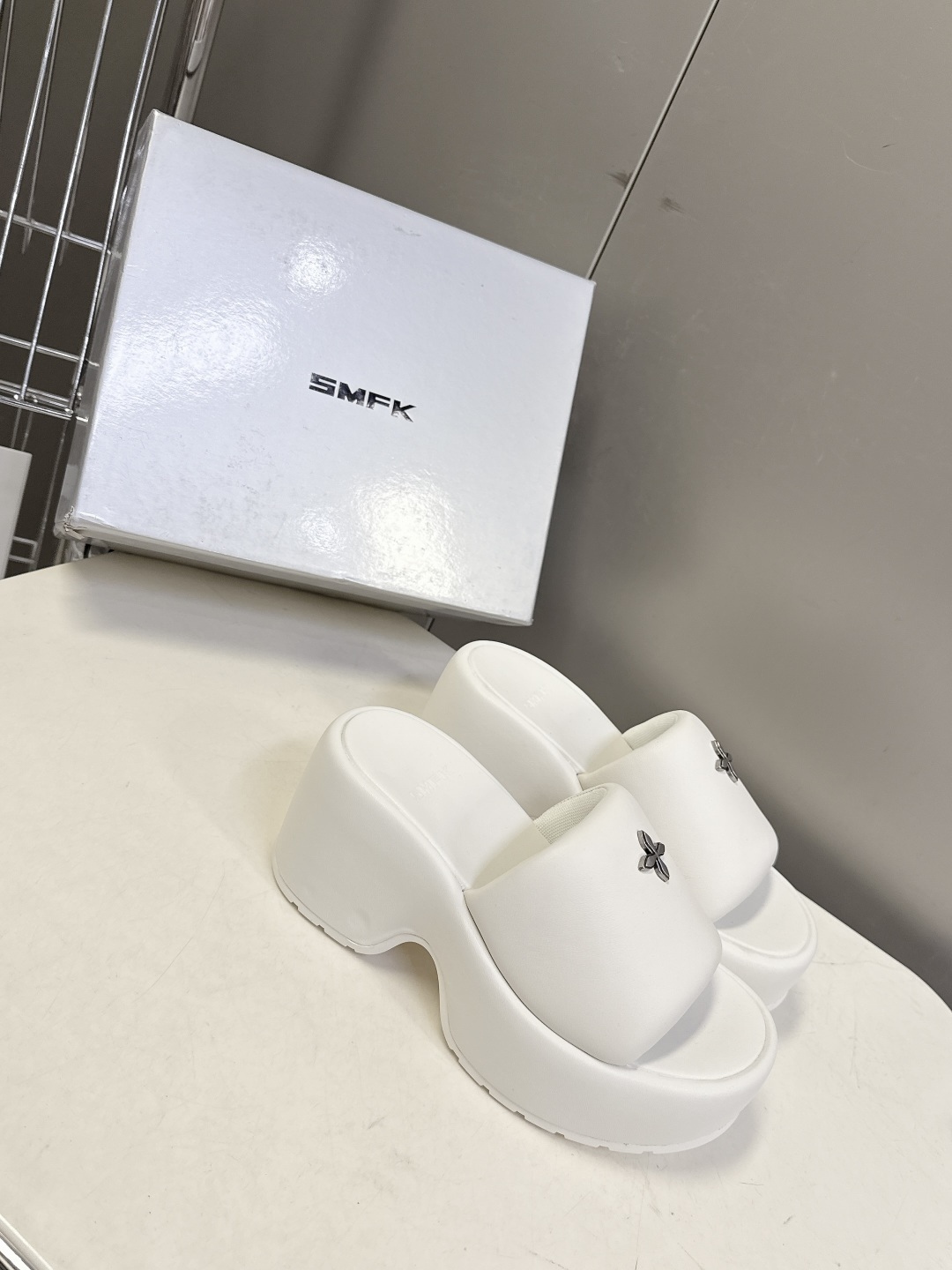 SMFK春夏最新款十字花厚底一字拖超多明星网红种草 这是国潮品牌 SMFK 推出的十字花厚底一字拖，是近