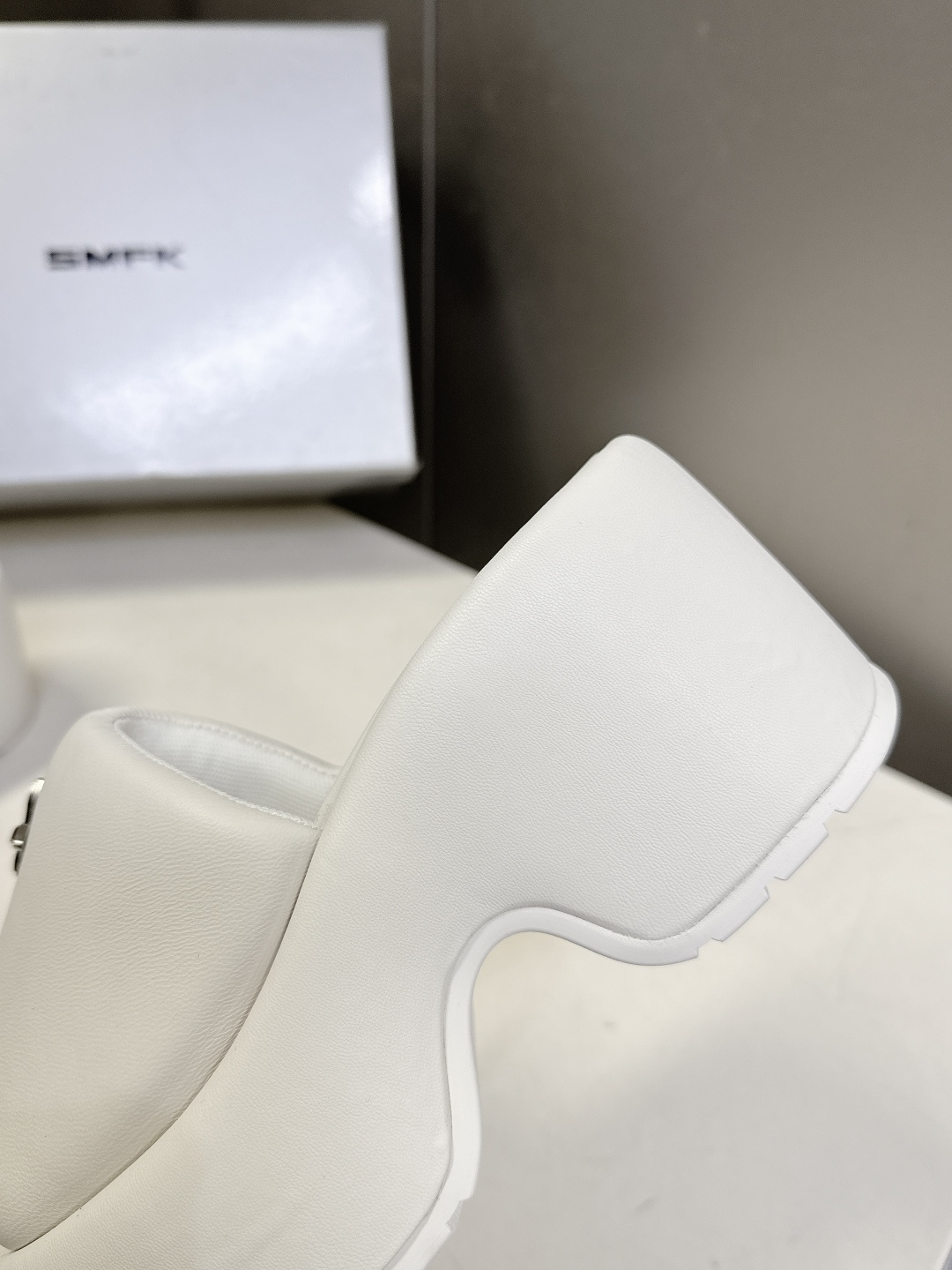 SMFK春夏最新款十字花厚底一字拖超多明星网红种草 这是国潮品牌 SMFK 推出的十字花厚底一字拖，是近