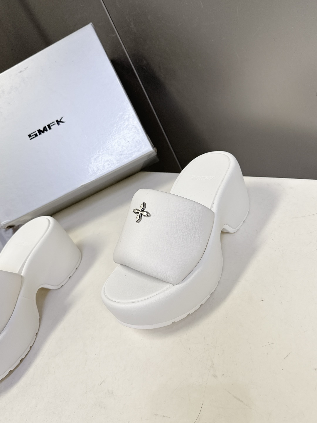 SMFK春夏最新款十字花厚底一字拖超多明星网红种草 这是国潮品牌 SMFK 推出的十字花厚底一字拖，是近
