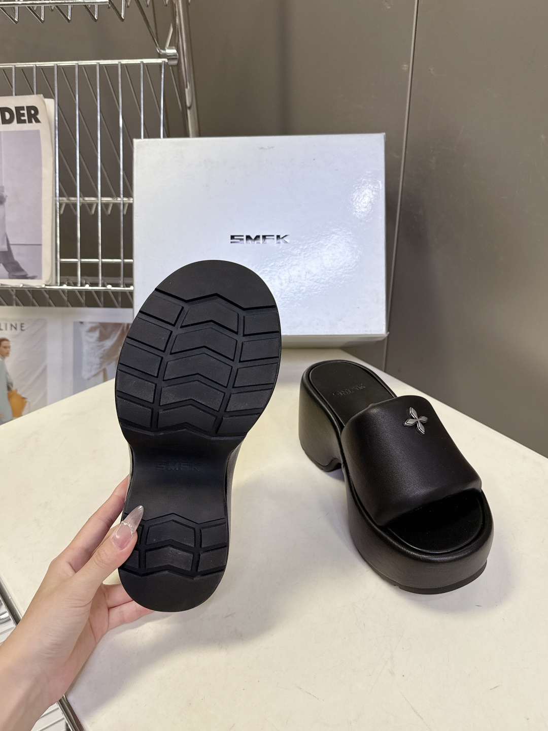 SMFK春夏最新款十字花厚底一字拖超多明星网红种草 这是国潮品牌 SMFK 推出的十字花厚底一字拖，是近