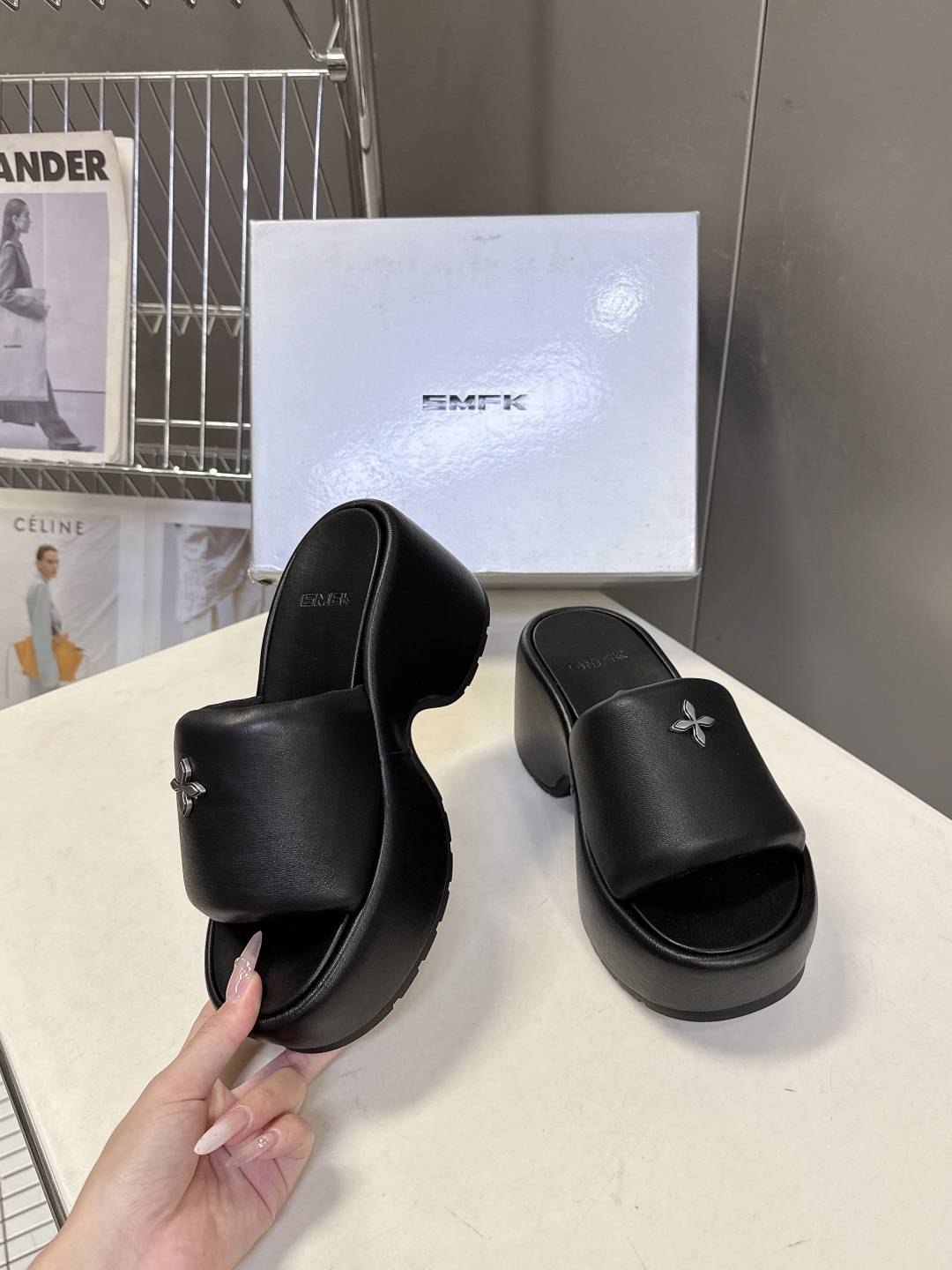 SMFK春夏最新款十字花厚底一字拖超多明星网红种草 这是国潮品牌 SMFK 推出的十字花厚底一字拖，是近