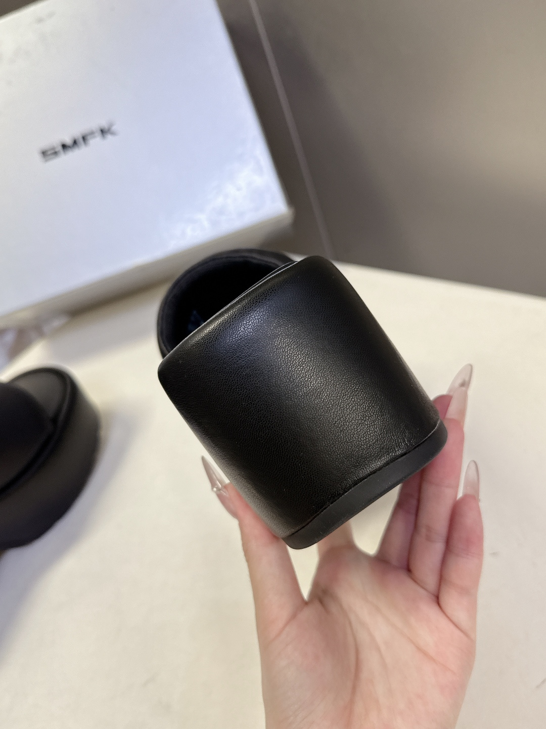 SMFK春夏最新款十字花厚底一字拖超多明星网红种草 这是国潮品牌 SMFK 推出的十字花厚底一字拖，是近