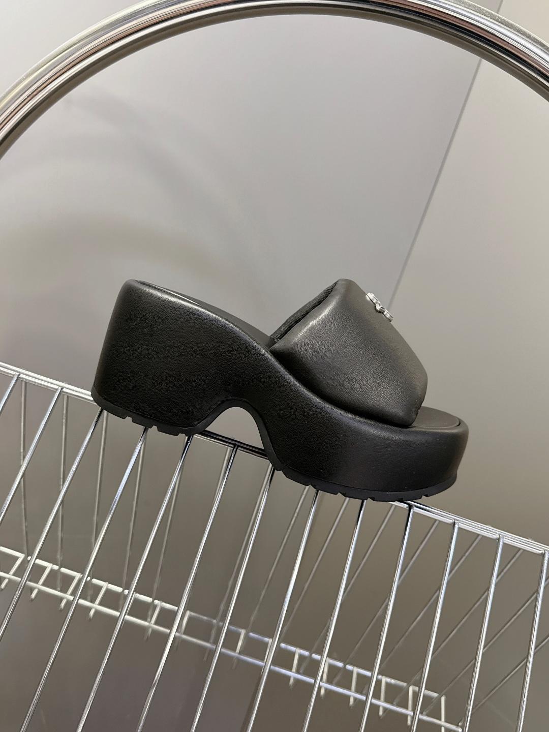 SMFK春夏最新款十字花厚底一字拖超多明星网红种草 这是国潮品牌 SMFK 推出的十字花厚底一字拖，是近