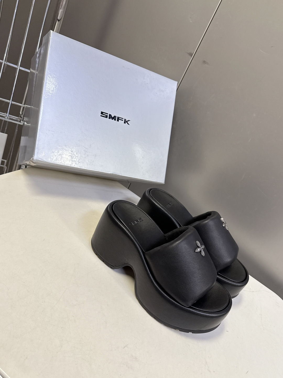 SMFK春夏最新款十字花厚底一字拖超多明星网红种草 这是国潮品牌 SMFK 推出的十字花厚底一字拖，是近