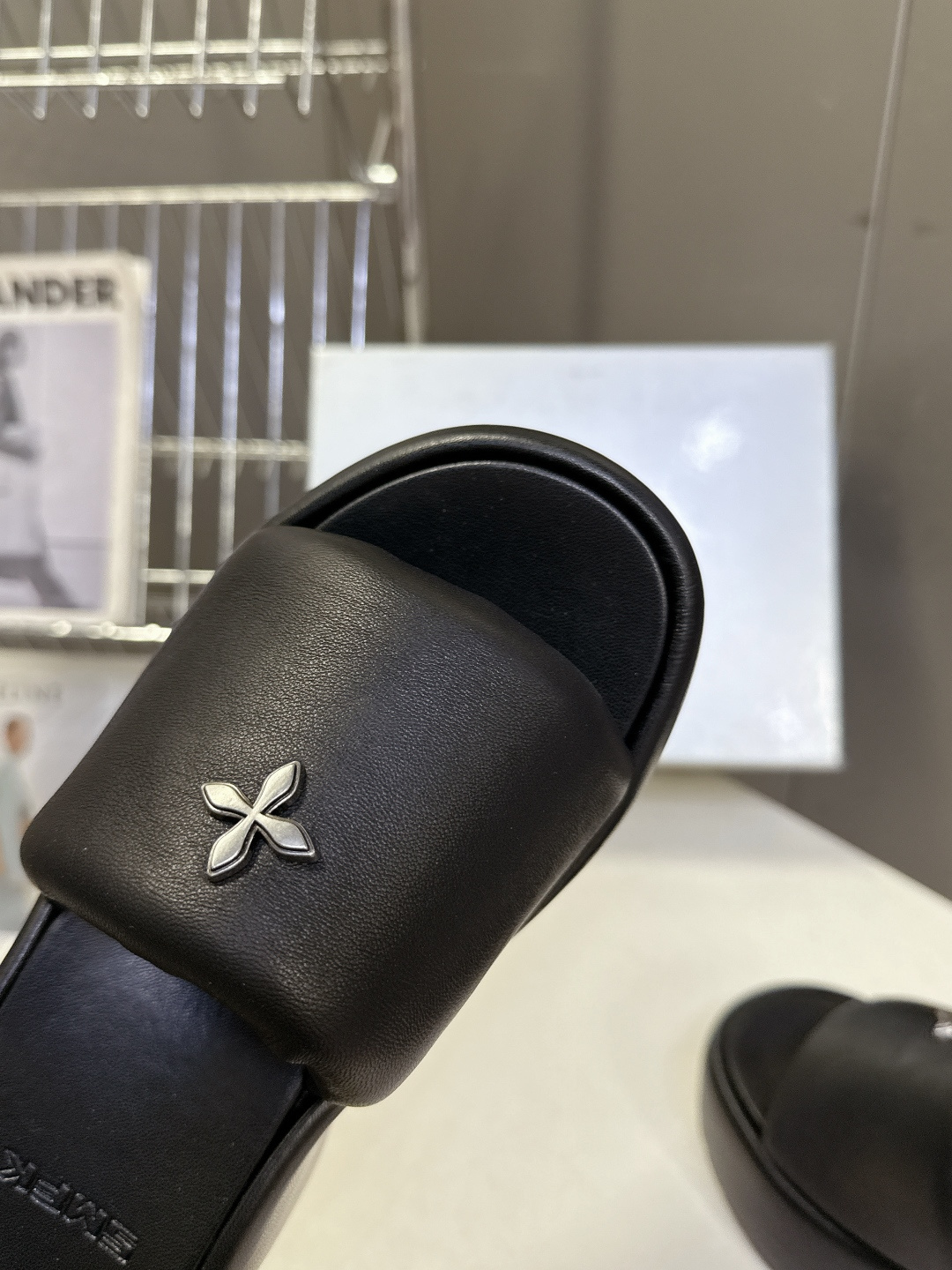 SMFK春夏最新款十字花厚底一字拖超多明星网红种草 这是国潮品牌 SMFK 推出的十字花厚底一字拖，是近