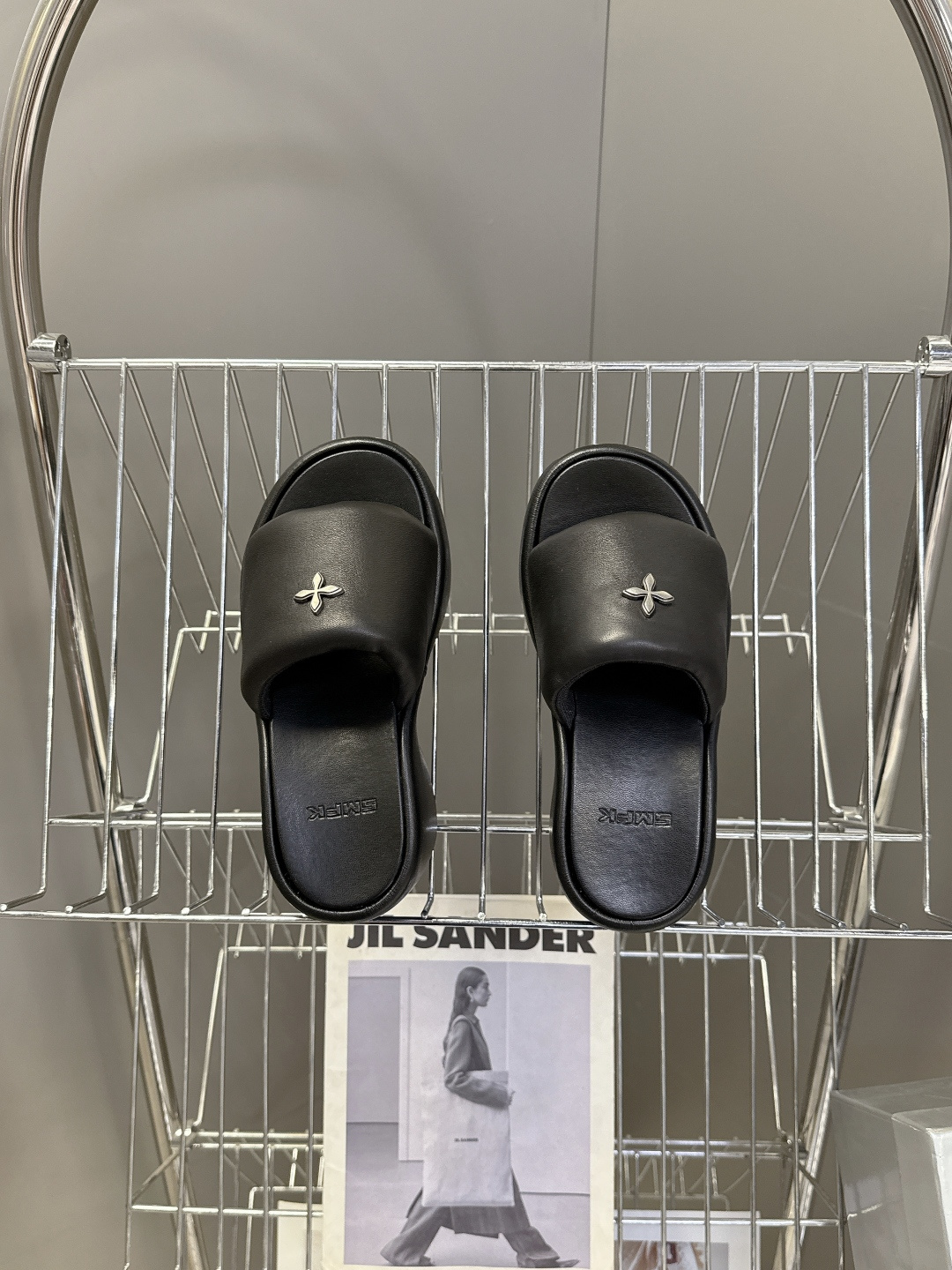 SMFK春夏最新款十字花厚底一字拖超多明星网红种草 这是国潮品牌 SMFK 推出的十字花厚底一字拖，是近