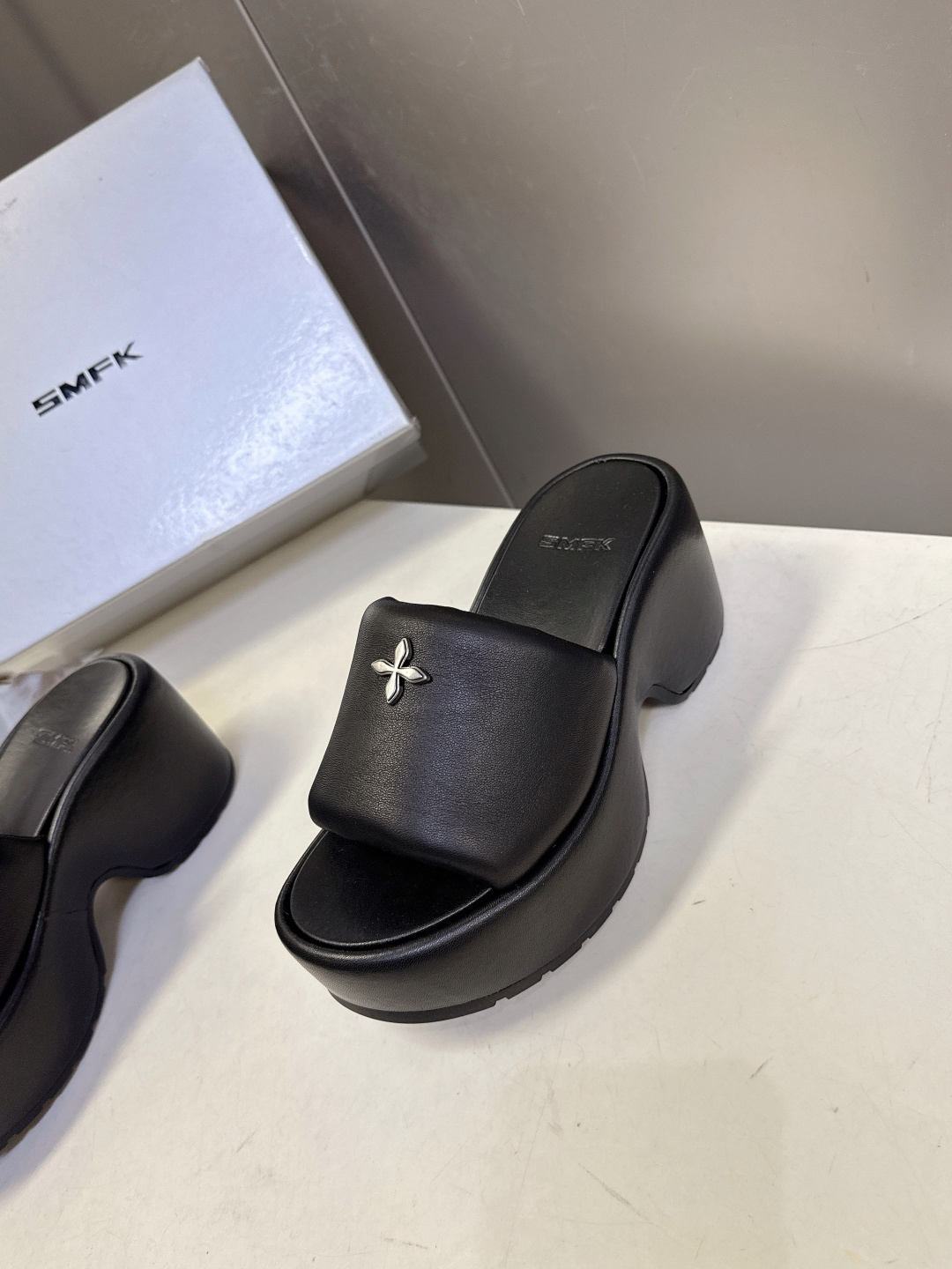 SMFK春夏最新款十字花厚底一字拖超多明星网红种草 这是国潮品牌 SMFK 推出的十字花厚底一字拖，是近