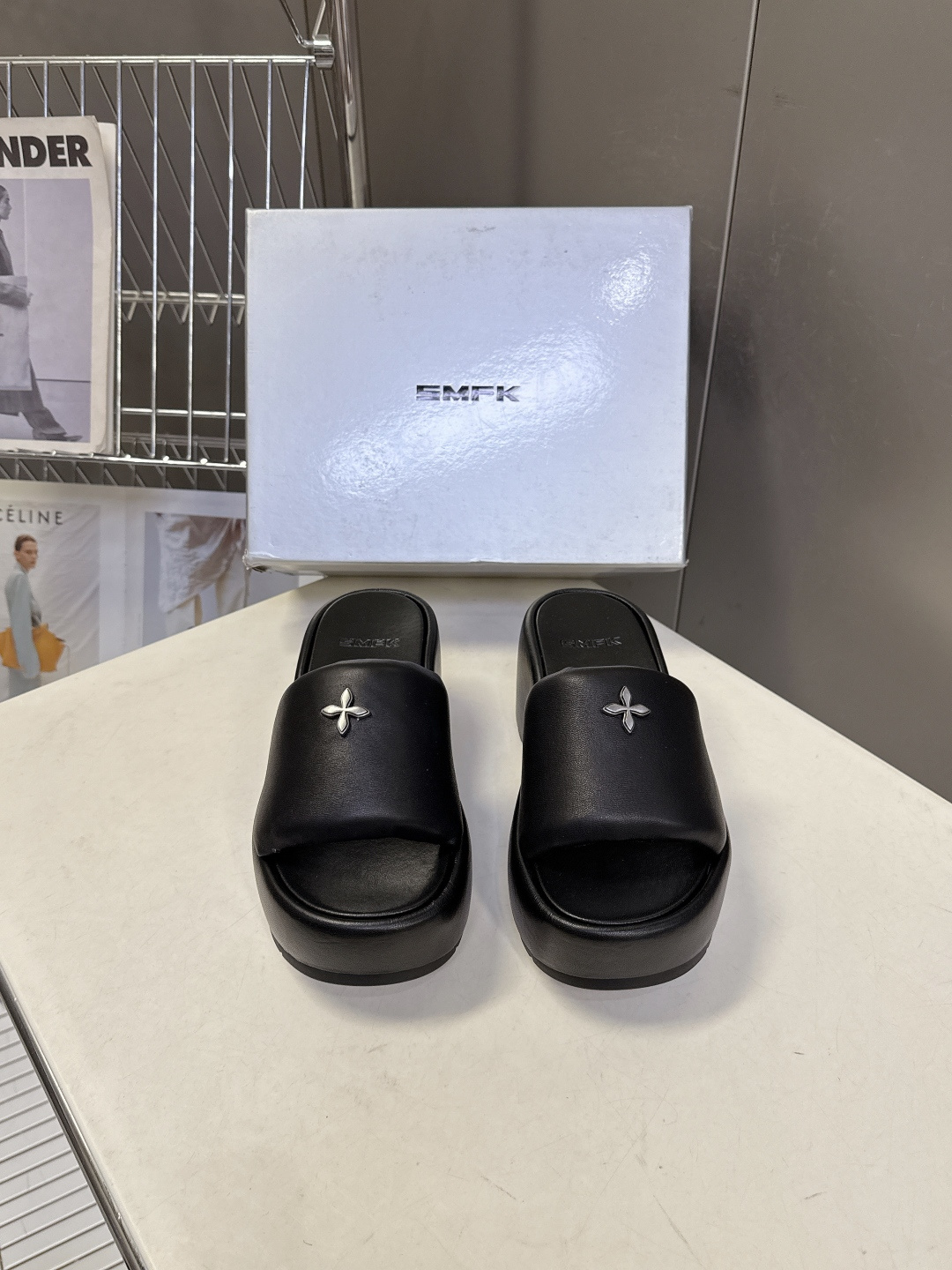 SMFK春夏最新款十字花厚底一字拖超多明星网红种草 这是国潮品牌 SMFK 推出的十字花厚底一字拖，是近