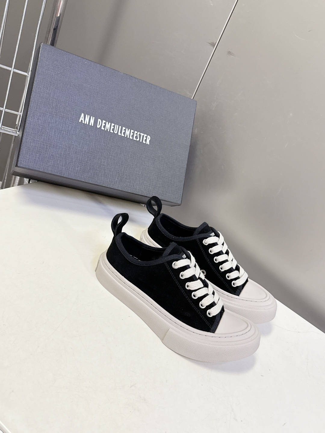 Ann Demeulemeester（安·迪穆拉米斯特）春夏最新款大头帆布鞋超多明星网红种草 此品牌以暗