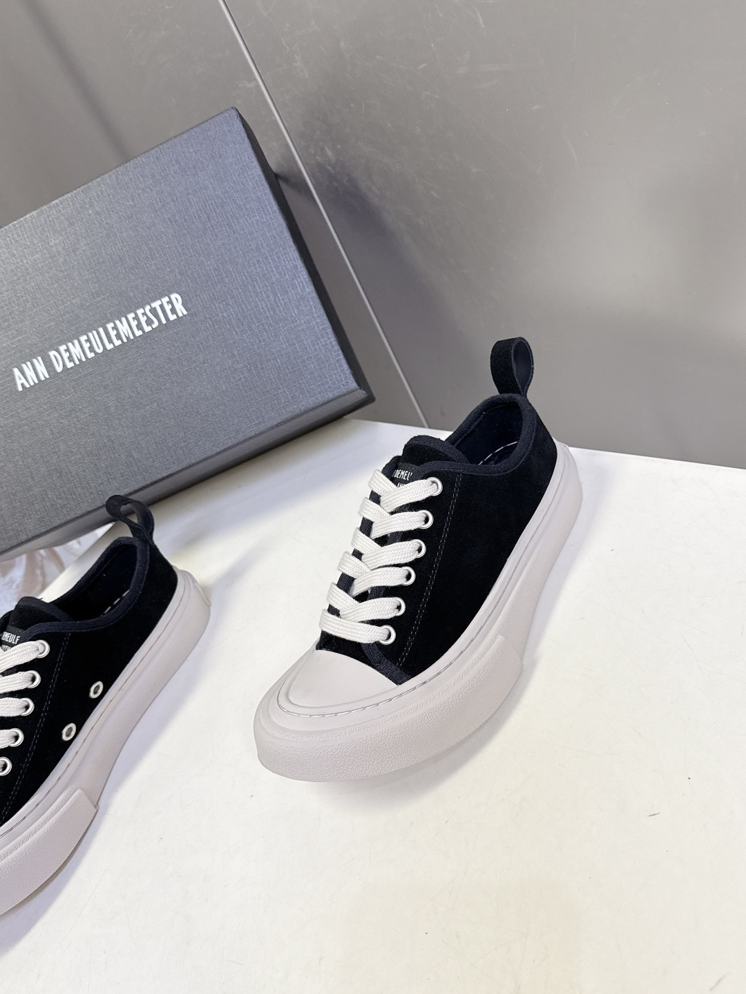 Ann Demeulemeester（安·迪穆拉米斯特）春夏最新款大头帆布鞋超多明星网红种草 此品牌以暗