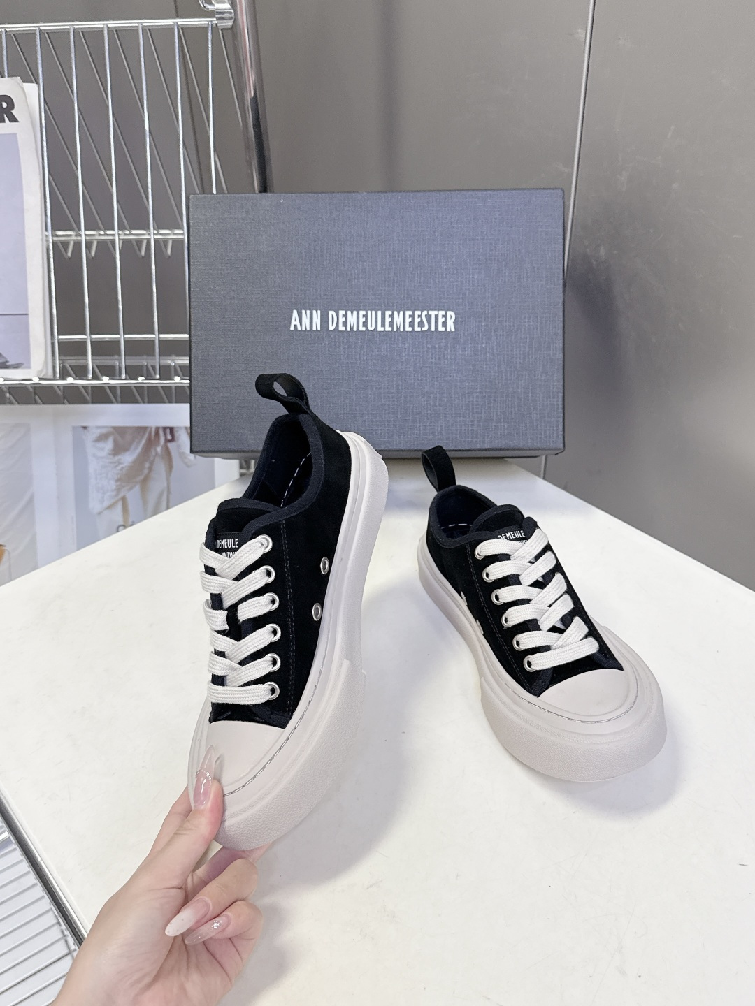 Ann Demeulemeester（安·迪穆拉米斯特）春夏最新款大头帆布鞋超多明星网红种草 此品牌以暗