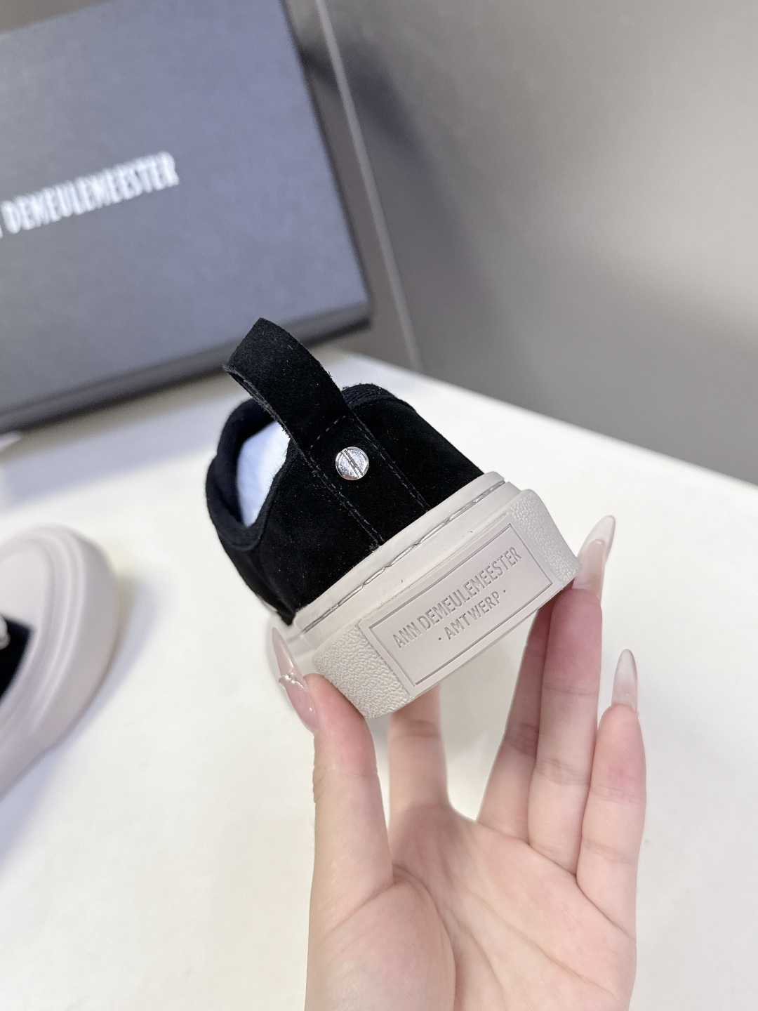 Ann Demeulemeester（安·迪穆拉米斯特）春夏最新款大头帆布鞋超多明星网红种草 此品牌以暗