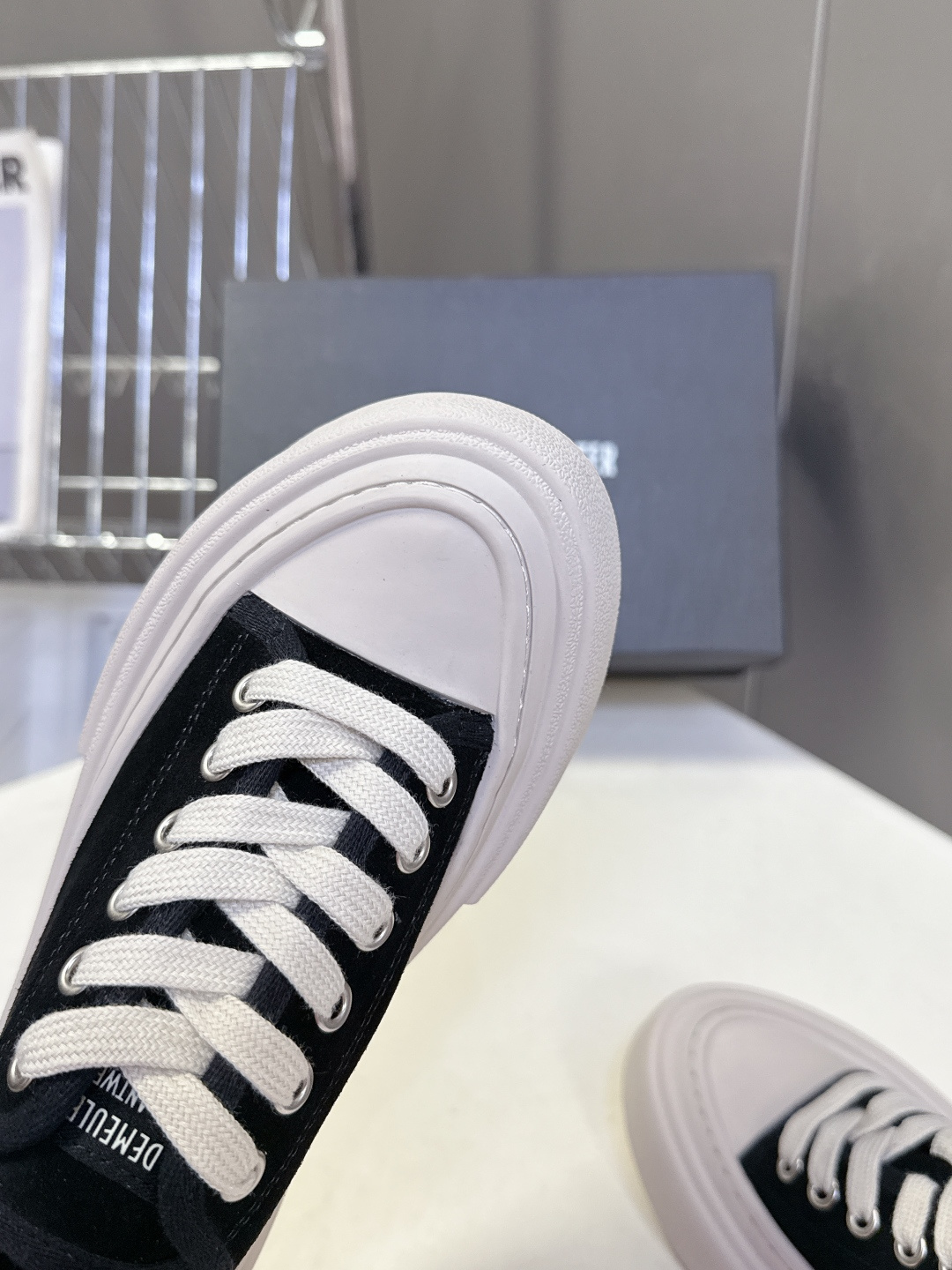 Ann Demeulemeester（安·迪穆拉米斯特）春夏最新款大头帆布鞋超多明星网红种草 此品牌以暗