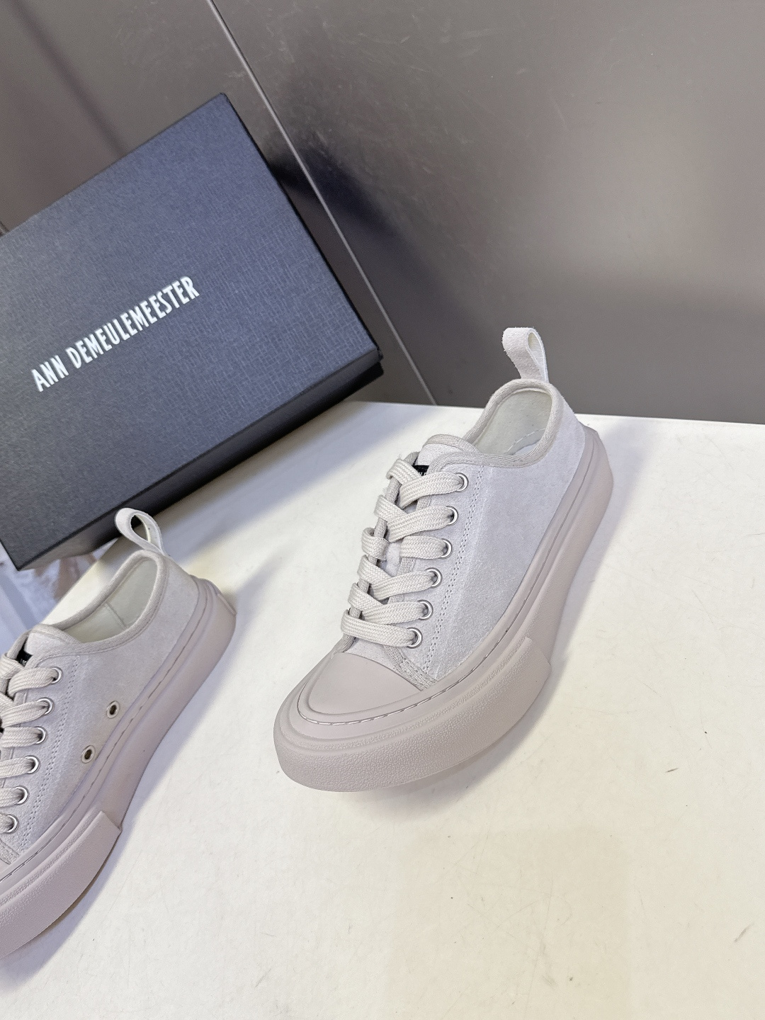 Ann Demeulemeester（安·迪穆拉米斯特）春夏最新款大头帆布鞋超多明星网红种草 此品牌以暗