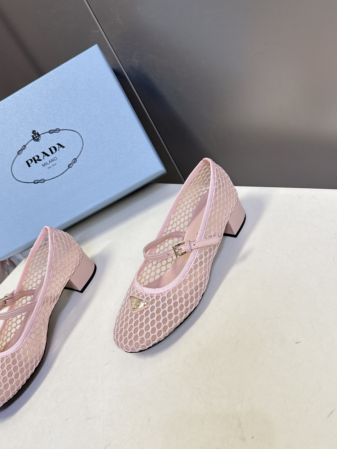 Prada普拉达春夏最新款网眼玛丽珍粗跟鞋超多明星网红种草 是品牌标志性的复古风单品，完美融合了法式优雅