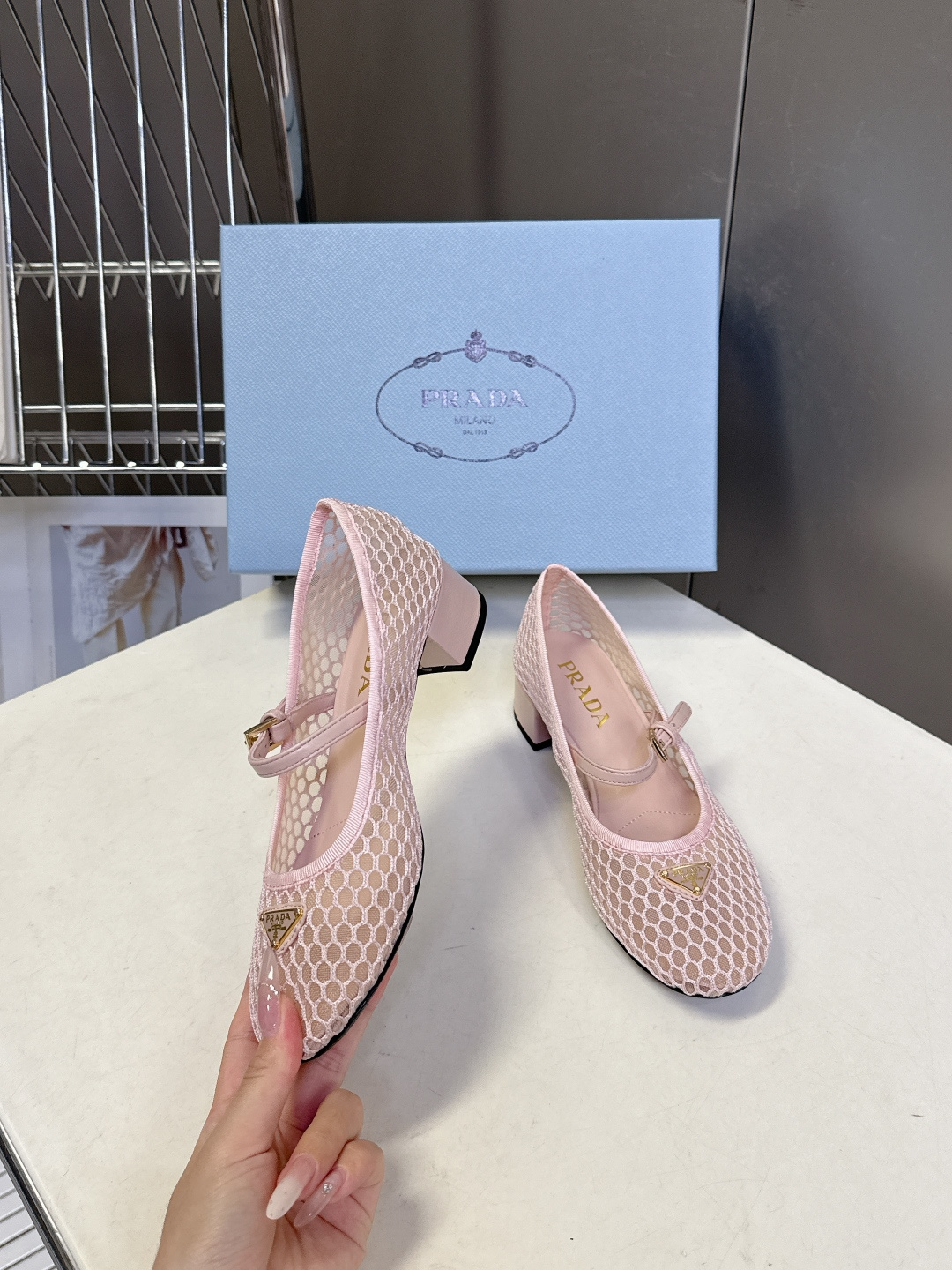 Prada普拉达春夏最新款网眼玛丽珍粗跟鞋超多明星网红种草 是品牌标志性的复古风单品，完美融合了法式优雅