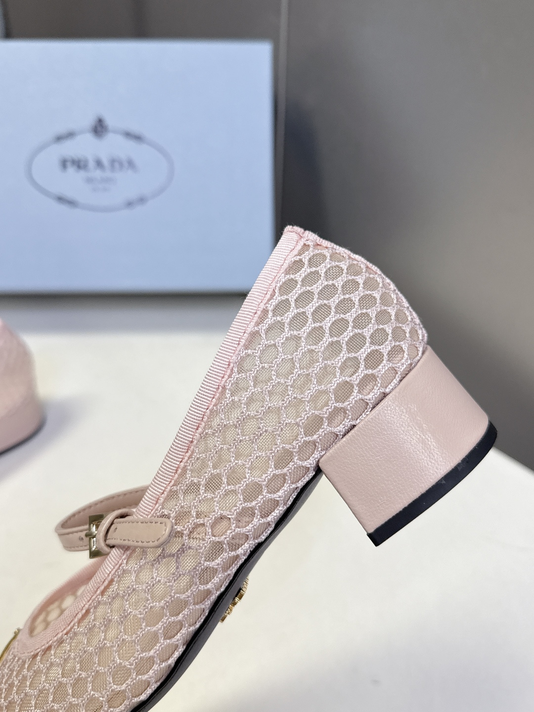 Prada普拉达春夏最新款网眼玛丽珍粗跟鞋超多明星网红种草 是品牌标志性的复古风单品，完美融合了法式优雅