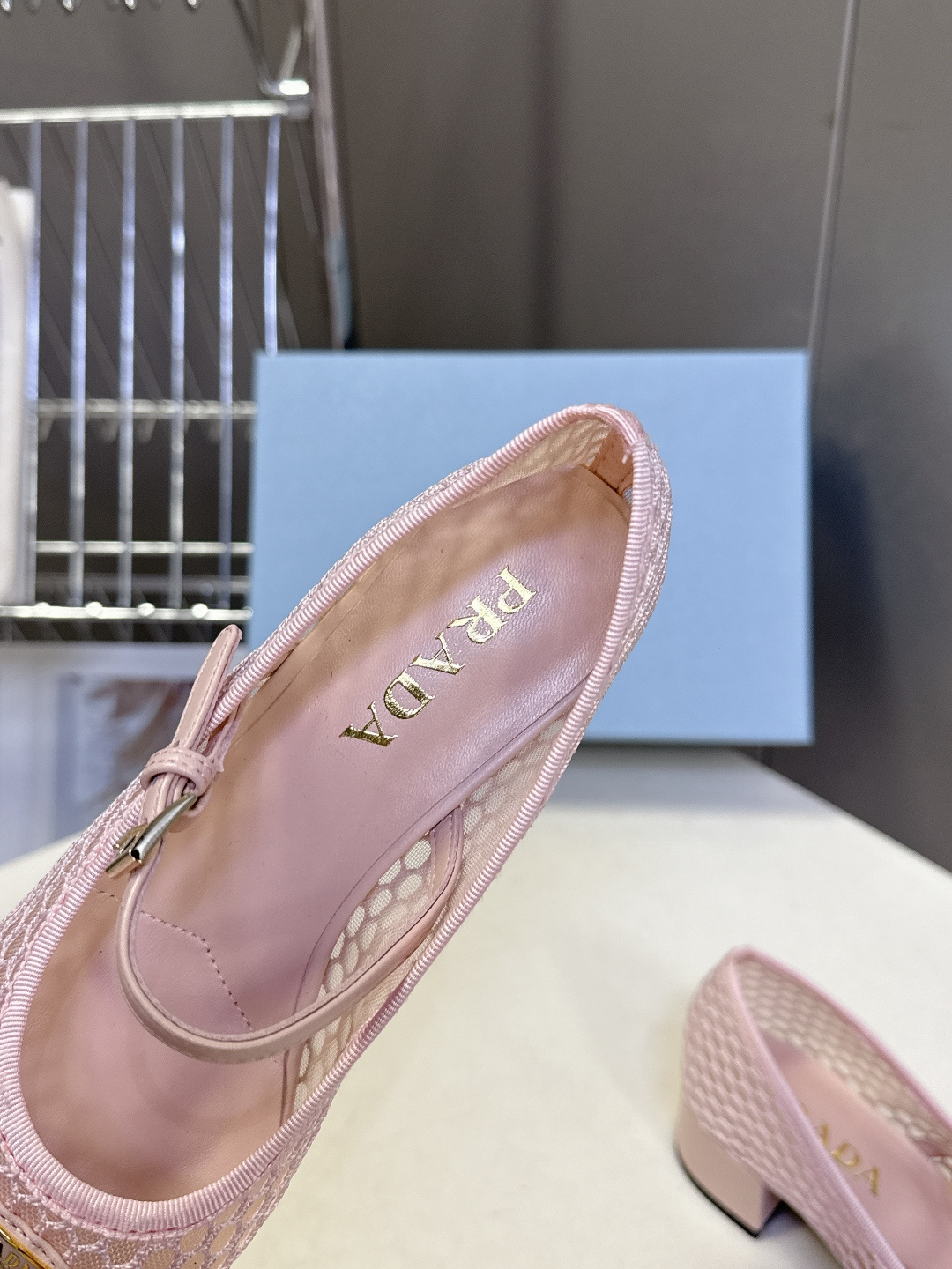 Prada普拉达春夏最新款网眼玛丽珍粗跟鞋超多明星网红种草 是品牌标志性的复古风单品，完美融合了法式优雅