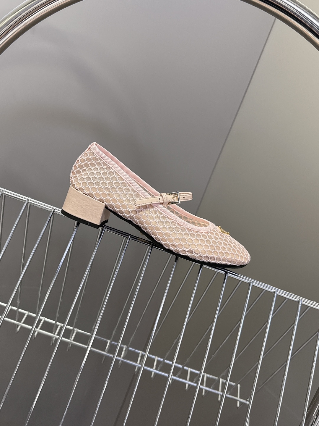 Prada普拉达春夏最新款网眼玛丽珍粗跟鞋超多明星网红种草 是品牌标志性的复古风单品，完美融合了法式优雅