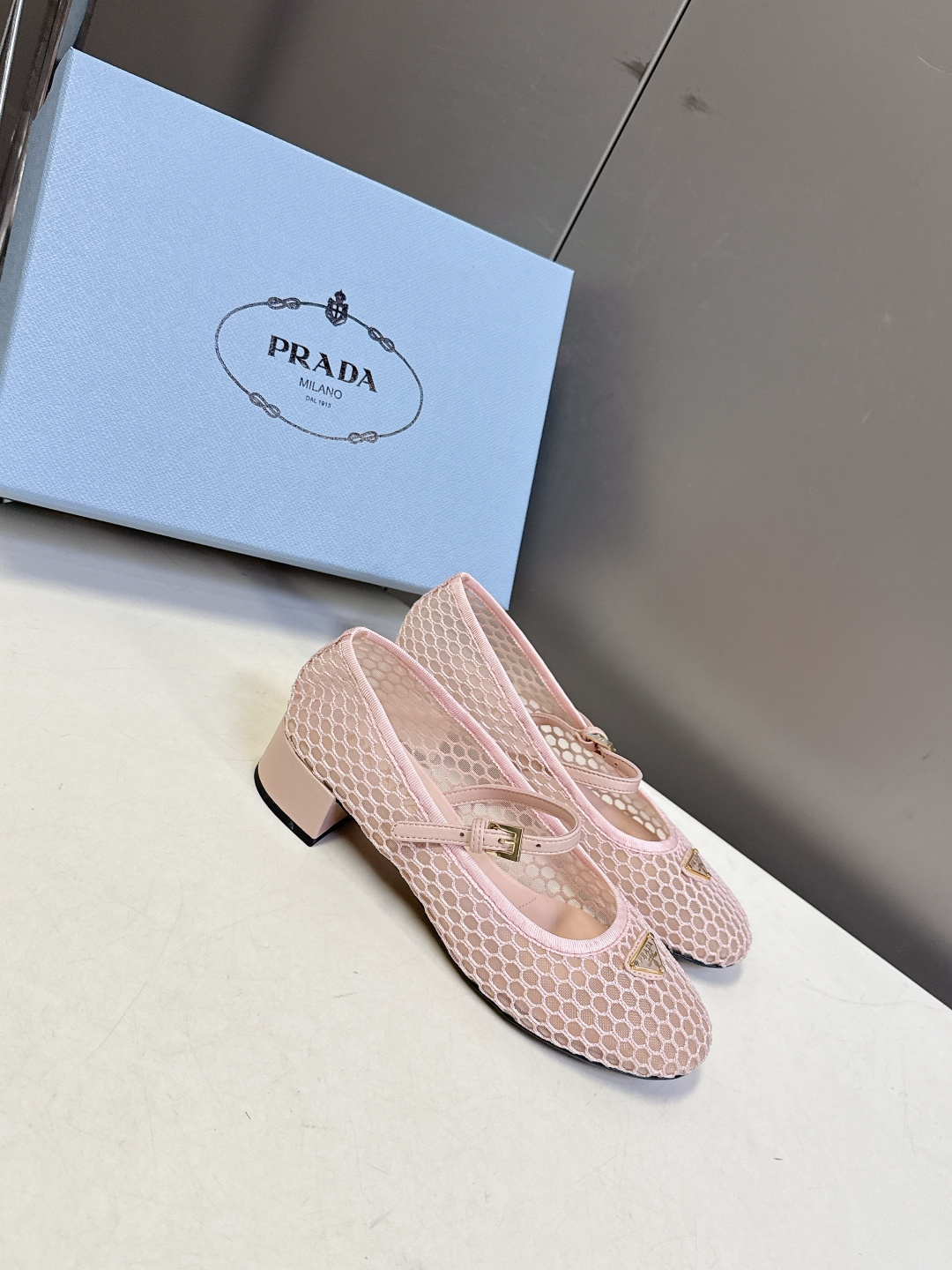 Prada普拉达春夏最新款网眼玛丽珍粗跟鞋超多明星网红种草 是品牌标志性的复古风单品，完美融合了法式优雅