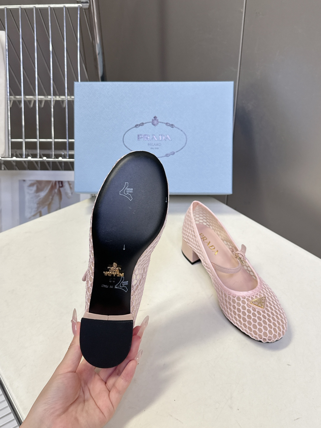 Prada普拉达春夏最新款网眼玛丽珍粗跟鞋超多明星网红种草 是品牌标志性的复古风单品，完美融合了法式优雅