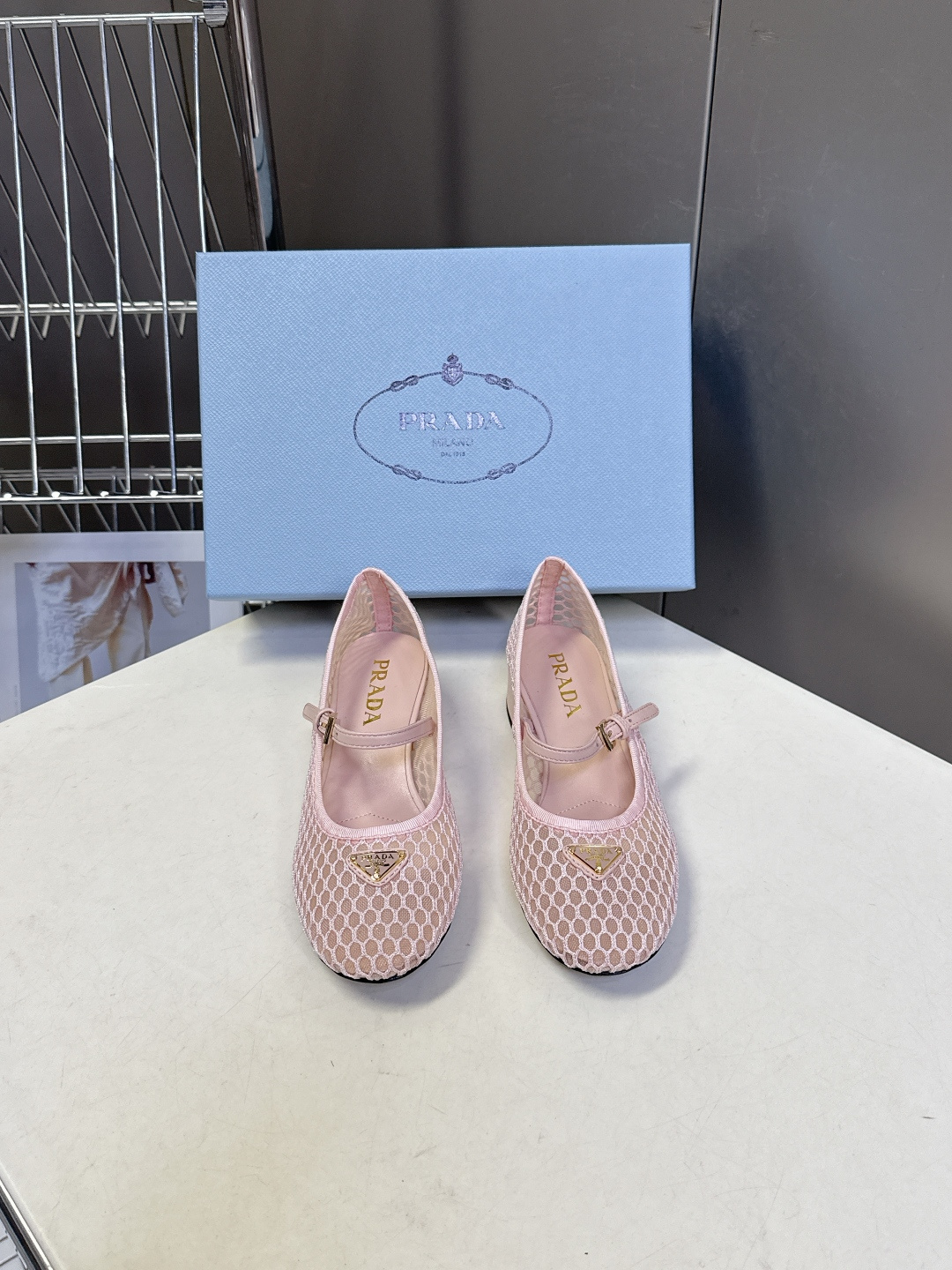 Prada普拉达春夏最新款网眼玛丽珍粗跟鞋超多明星网红种草 是品牌标志性的复古风单品，完美融合了法式优雅