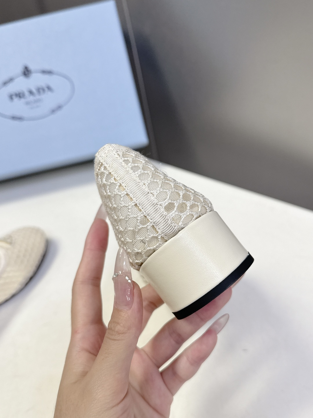 Prada普拉达春夏最新款网眼玛丽珍粗跟鞋超多明星网红种草 是品牌标志性的复古风单品，完美融合了法式优雅