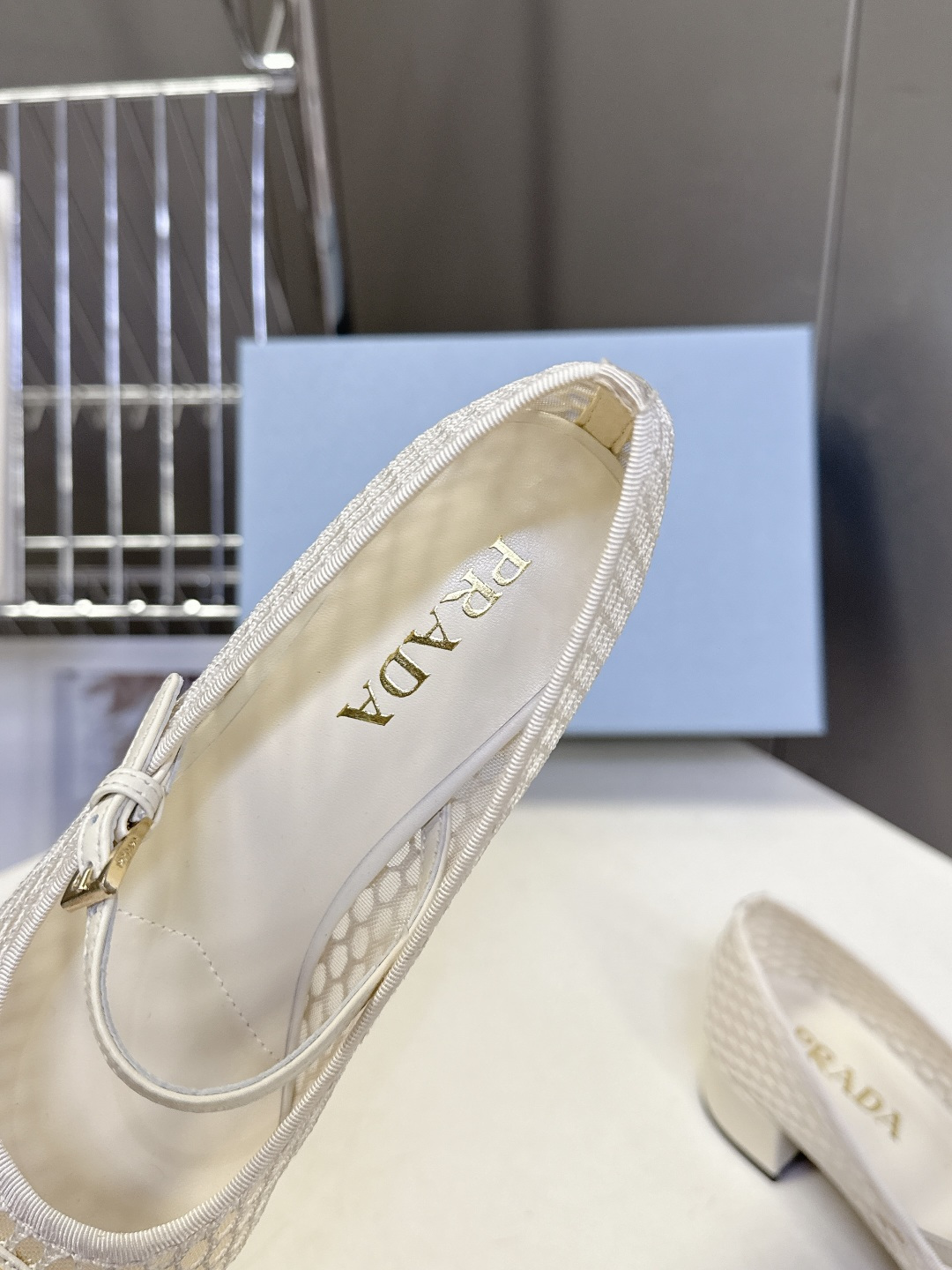 Prada普拉达春夏最新款网眼玛丽珍粗跟鞋超多明星网红种草 是品牌标志性的复古风单品，完美融合了法式优雅