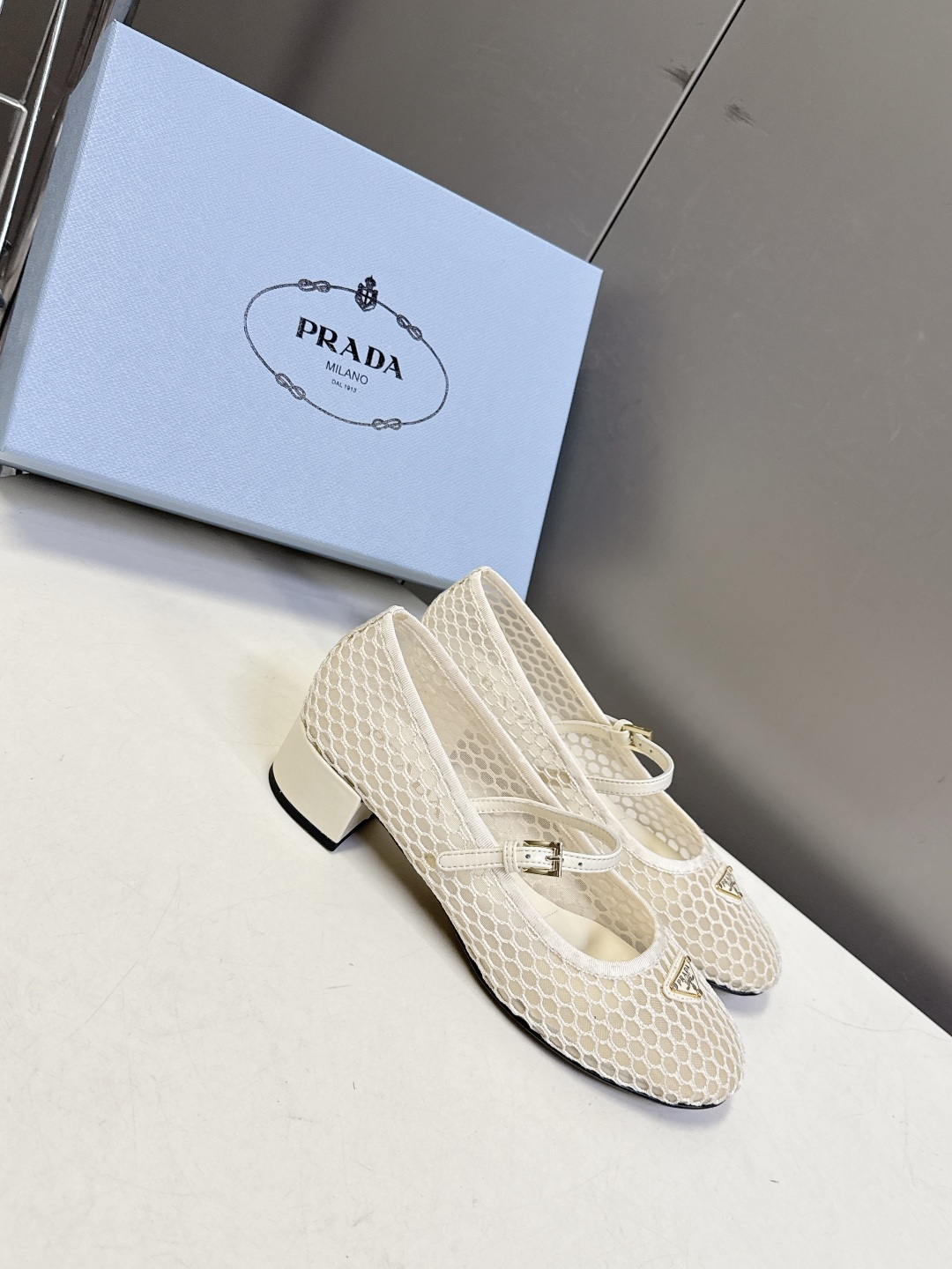 Prada普拉达春夏最新款网眼玛丽珍粗跟鞋超多明星网红种草 是品牌标志性的复古风单品，完美融合了法式优雅