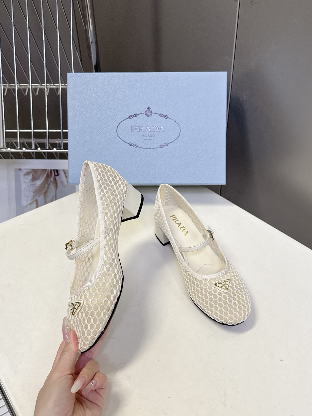 Prada普拉达春夏最新款网眼玛丽珍粗跟鞋超多明星网红种草 是品牌标志性的复古风单品，完美融合了法式优雅