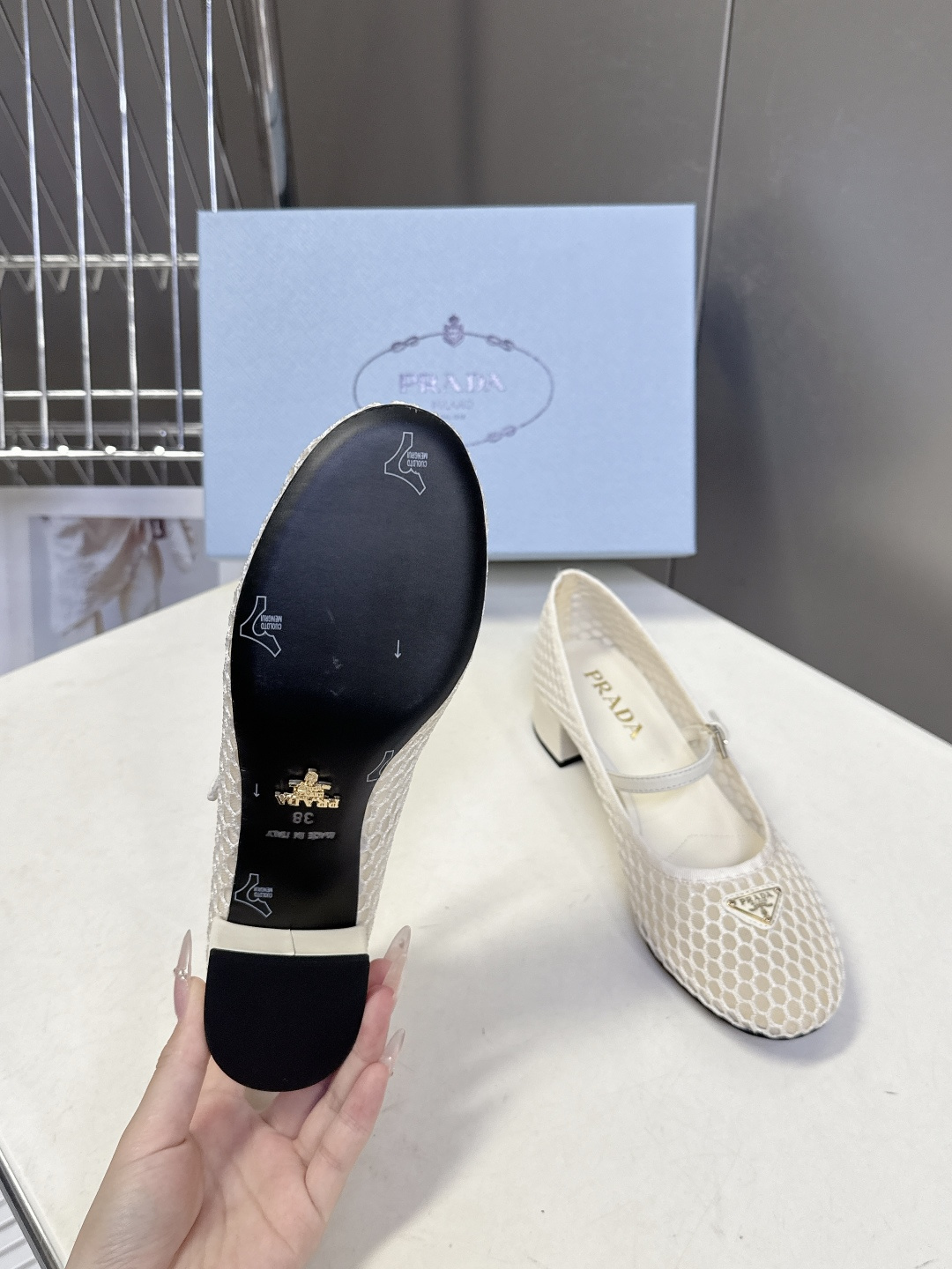 Prada普拉达春夏最新款网眼玛丽珍粗跟鞋超多明星网红种草 是品牌标志性的复古风单品，完美融合了法式优雅